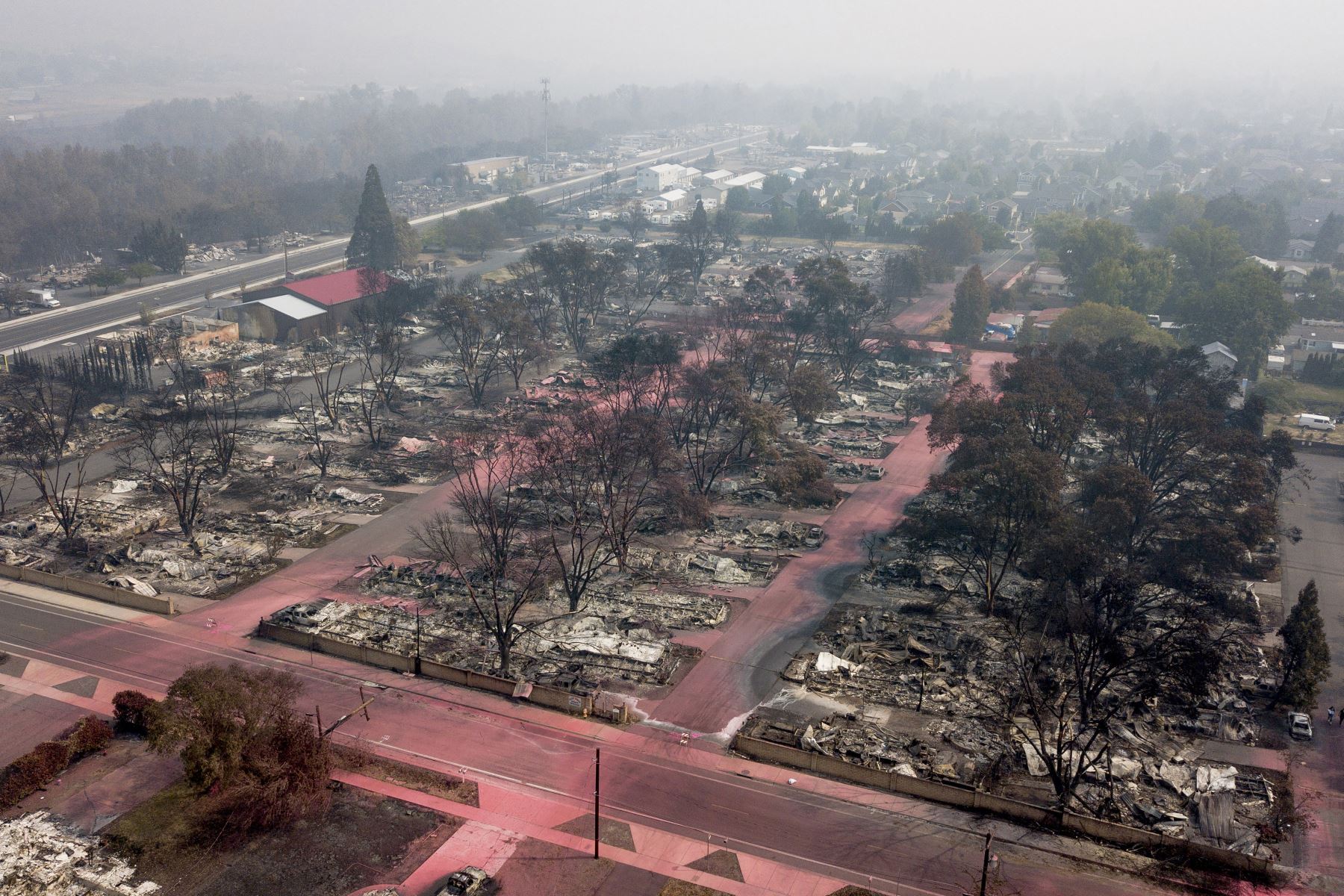 Una vista aérea muestra las propiedades destruidas por el incendio de Almeda en Talent, Oregón. Foto: AFP
