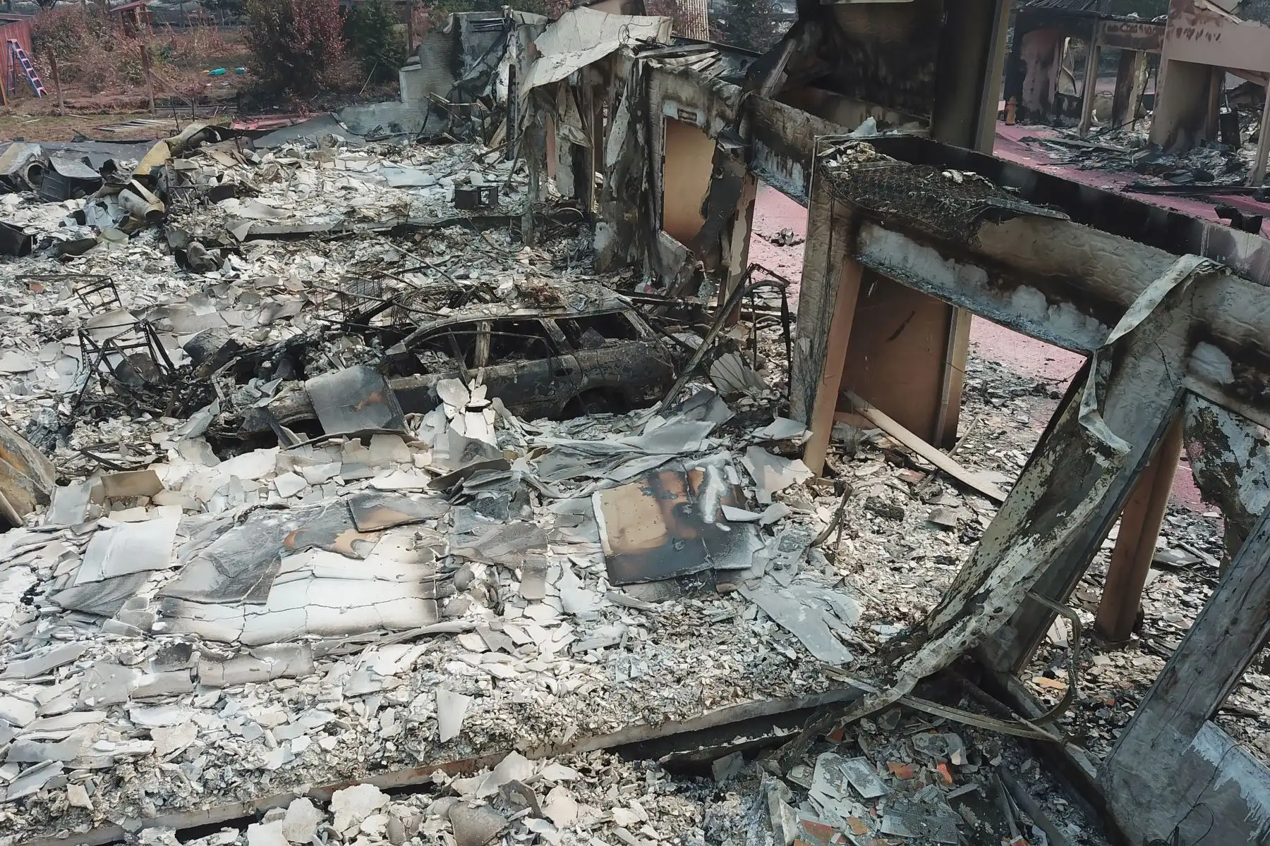 Un vehículo destruído tras el incendio de Almeda en Talent, Oregón. Foto: AFP