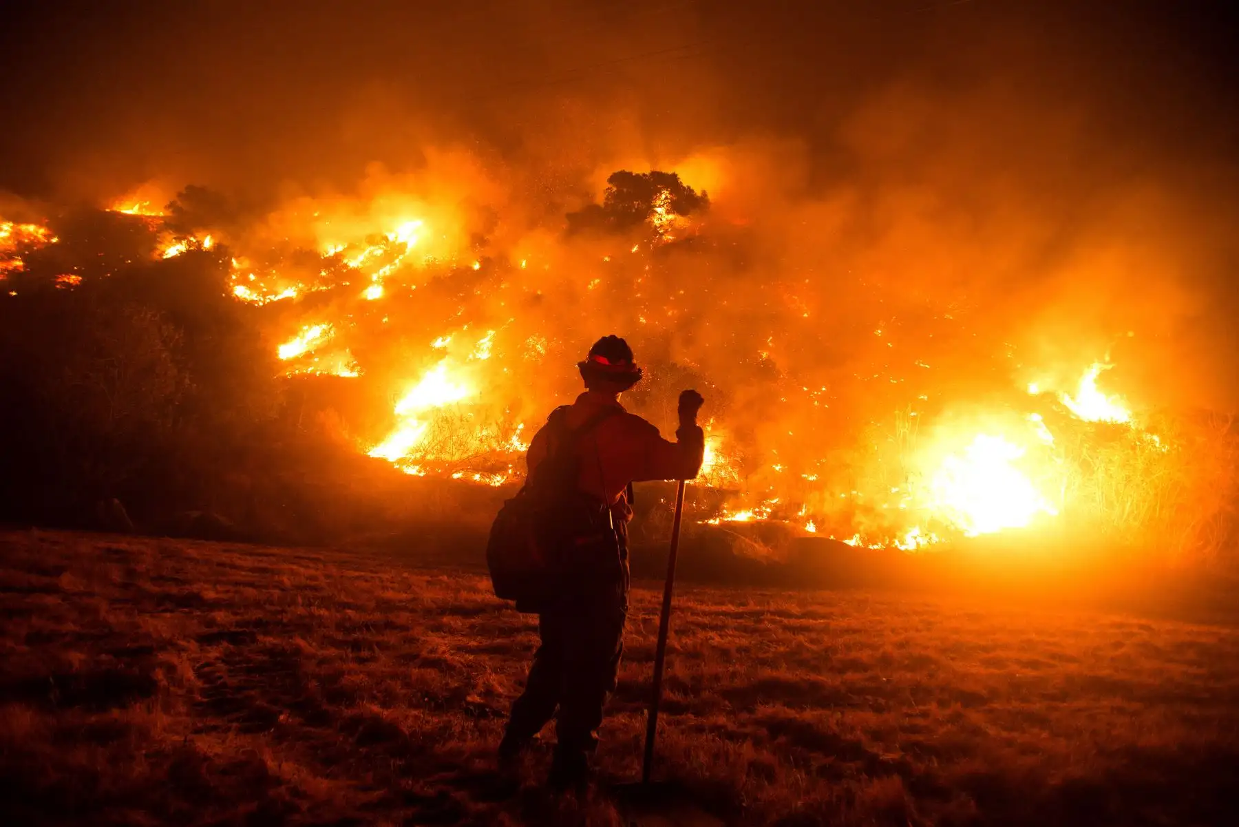 Un bombero trabaja en la escena del incendio en las laderas cerca de Monrovia Canyon Park en Monrovia, California. Foto: AFP