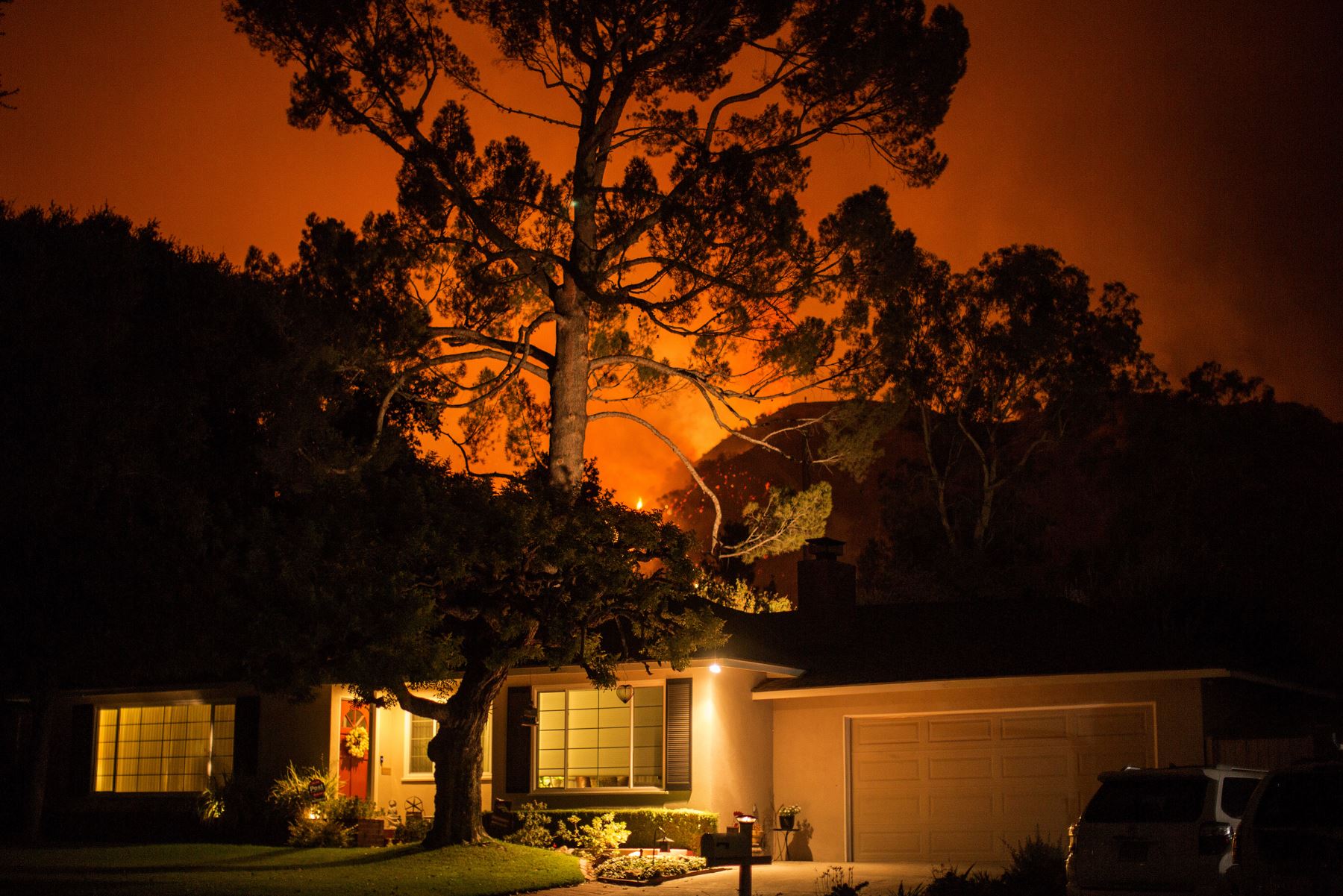 Un gran incendio que se ha estado produciendo en las afueras de Los Ángeles durante más de una semana que amenazó con devorar un observatorio histórico y torres de transmisión. Foto: AFP
