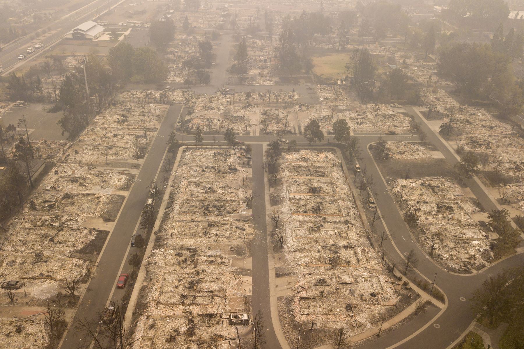 Una vista aérea muestra las propiedades destruidas por el incendio de Almeda en Talent, Oregón. Foto: AFP