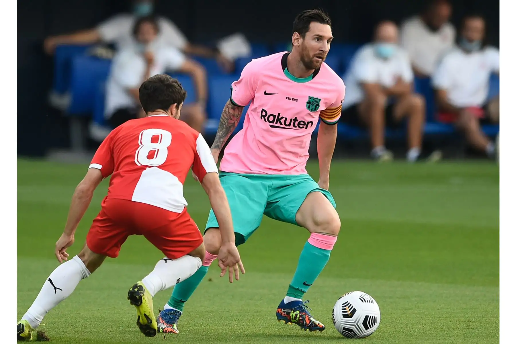 El centrocampista español del Girona, Jairo Izquierdo, desafía al delantero argentino del Barcelona, Lionel Messi, durante un partido amistoso de fútbol entre el FC Barcelona y el Girona en el estadio Johan Cruyff en Sant Joan Despí. Foto: AFP