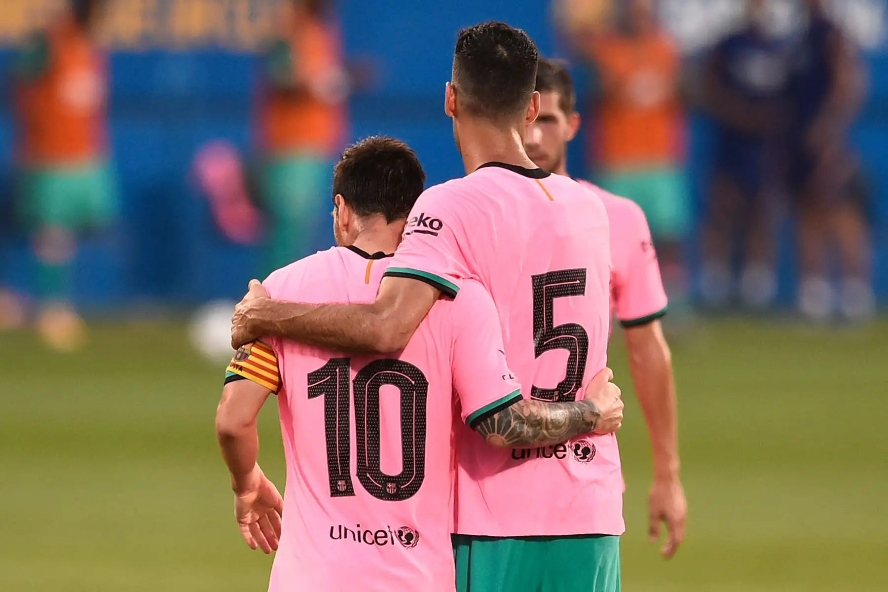 El delantero argentino del Barcelona, Lionel Messi, celebra con el mediocampista español, Sergio Busquets, después de anotar durante un partido amistoso de fútbol entre el FC Barcelona y el Girona en el estadio Johan Cruyff en Sant Joan Despí. Foto: AFP