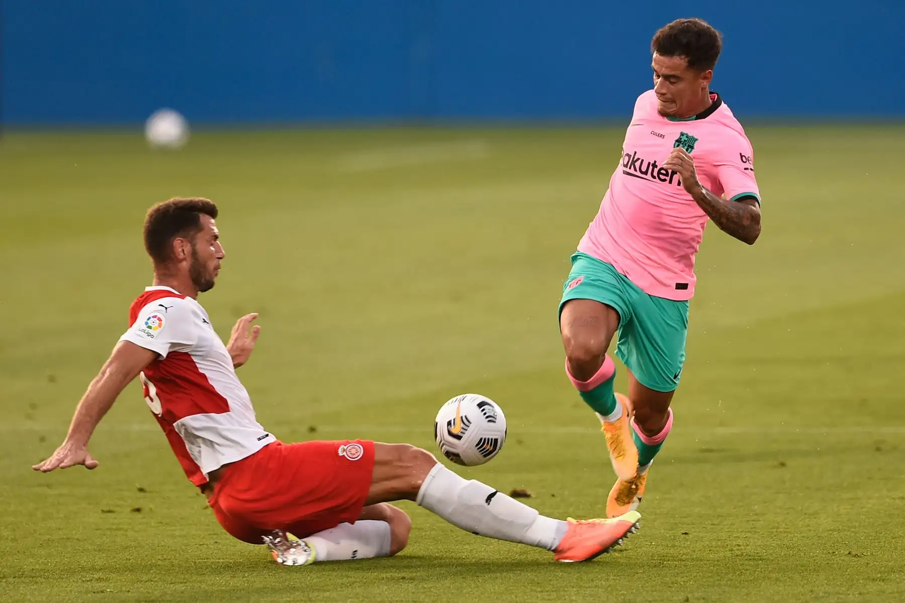 El centrocampista brasileño de Barcelona, ​​Philippe Coutinho, controla el balón durante un partido amistoso de fútbol entre el FC Barcelona y Girona, en el estadio Johan Cruyff, en Sant Joan Despí. Foto: AFP