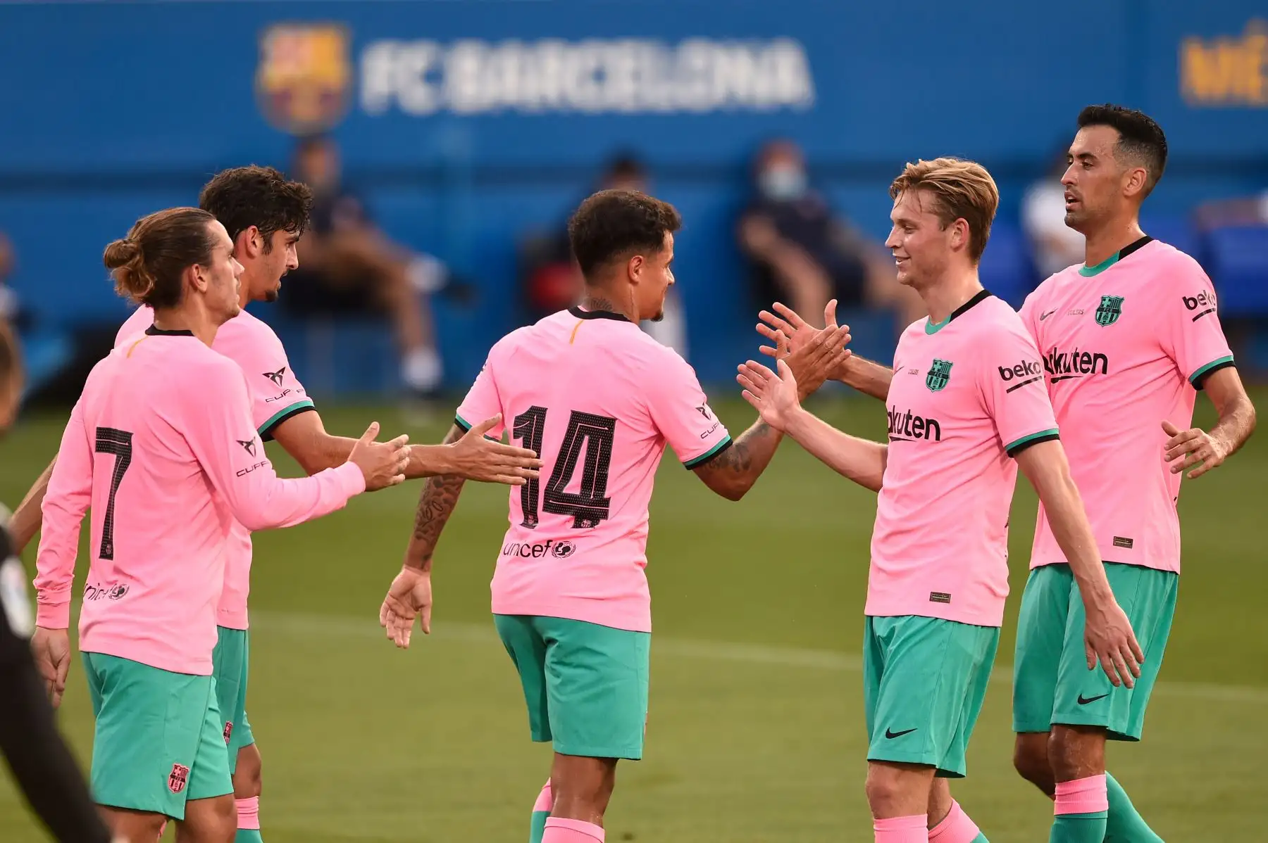 El centrocampista brasileño de Barcelona, Philippe Coutinho, celebra con sus compañeros de equipo después de anotar durante un partido amistoso de fútbol entre el FC Barcelona y Girona, en el estadio Johan Cruyff en Sant Joan Despí. Foto: AFP