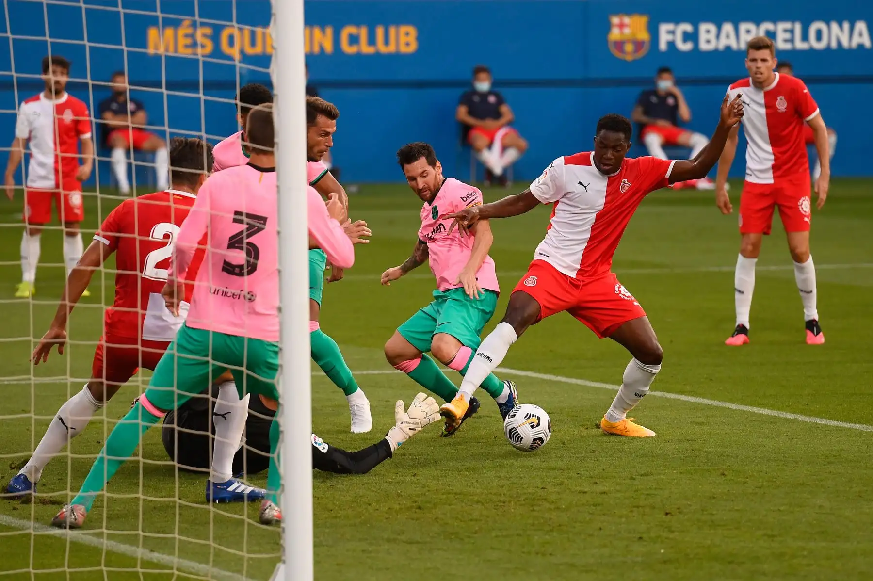 El delantero argentino del Barcelona, Lionel Messi,  desafía al mediocampista maliense del Girona, Ibrahima Kebe, durante un partido amistoso de fútbol, en el estadio Johan Cruyff en Sant Joan Despí. Foto: AFP