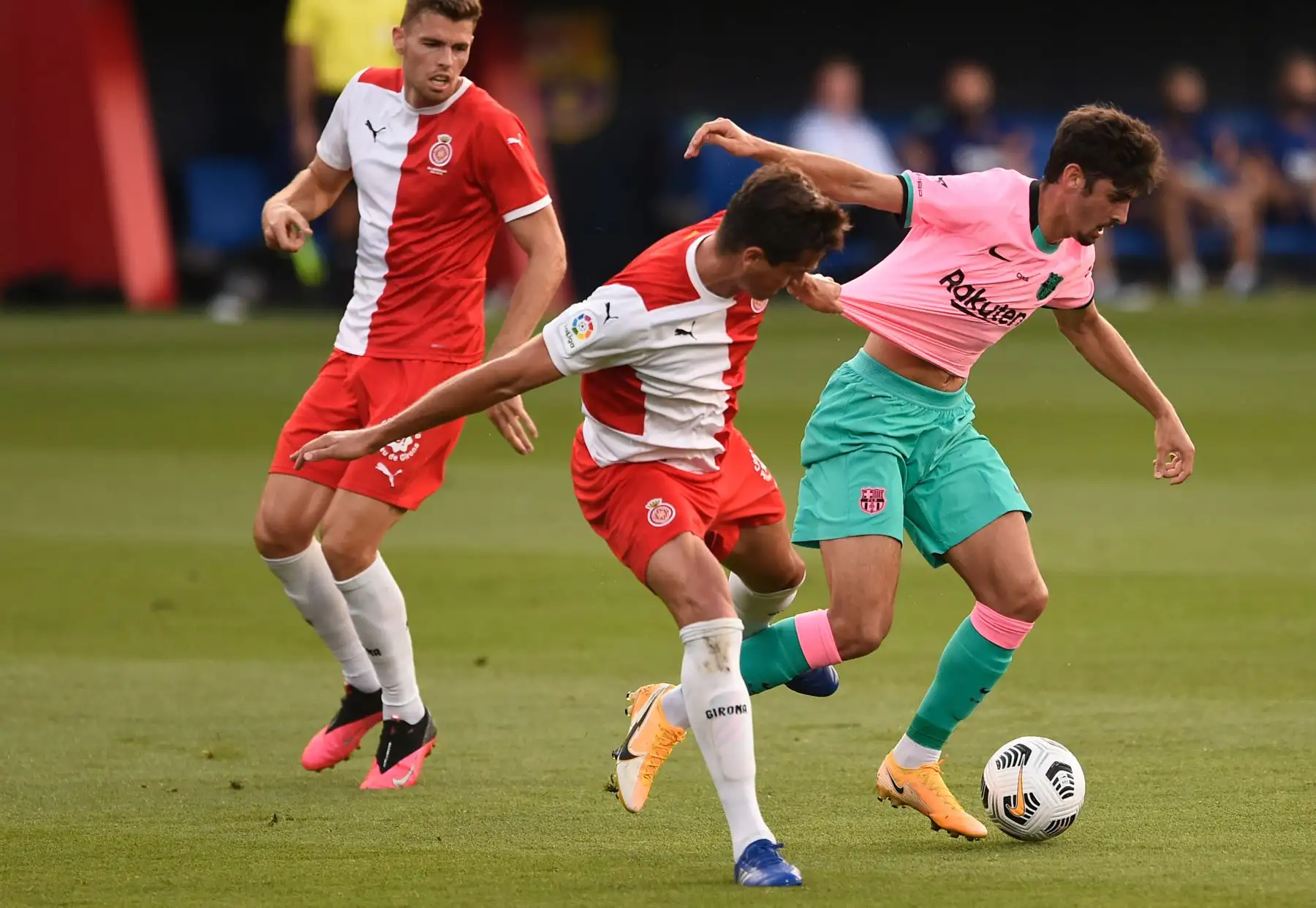 El defensa colombiano del Girona, Bernardo Espinosa, desafía al delantero portugués del Barcelona, Francisco Trincao, durante un partido amistoso de fútbol amistoso, en el estadio Johan Cruyff, en Sant Joan Despí. Foto: AFP