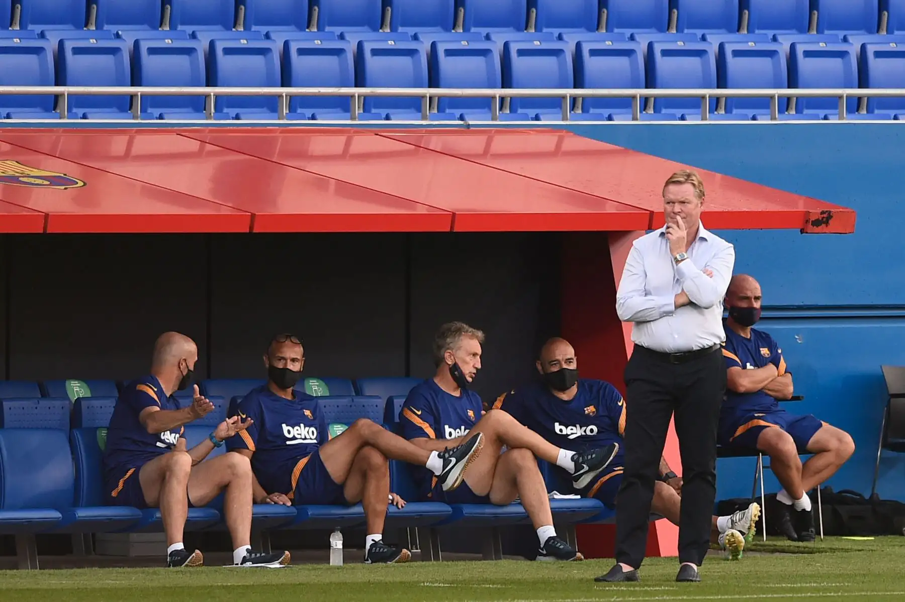 El entrenador holandés del Barcelona, ​​Ronald Koeman, observa durante un partido amistoso de fútbol entre el FC Barcelona y el Girona, en el estadio Johan Cruyff, en Sant Joan Despí. Foto: AFP