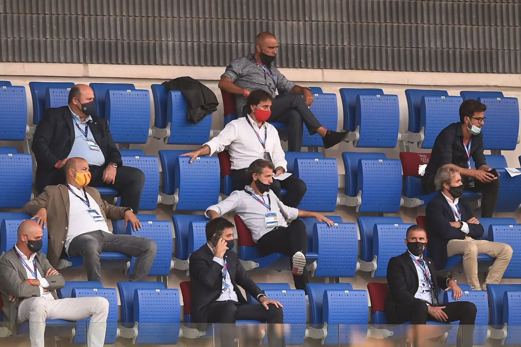 El presidente de Barcelona, ​​Josep Maria Bartomeu, asiste a un partido amistoso de fútbol entre el FC Barcelona y Girona, en el estadio Johan Cruyff, en Sant Joan Despí. Foto: AFP