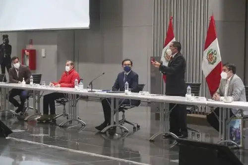 Vicepresidente de la  ANGR, Juan Alvarado, en reunión de trabajo con el jefe de Estado junto a los gobernadores regionales, representantes de la Asociación de Municipalidades del Perú (Ampe) y de la Red de Municipalidades Urbanas y Rurales del Perú (Remurpe). ANDINA/Prensa Presidencia