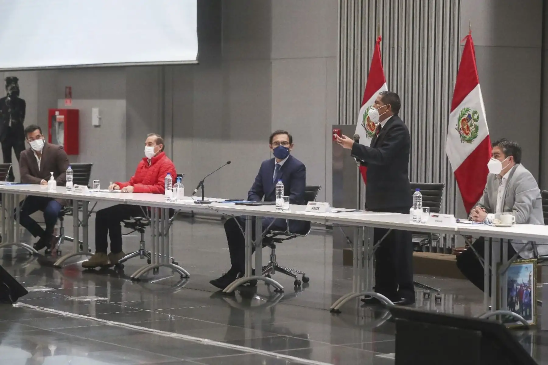 Vicepresidente de la  ANGR, Juan Alvarado, en reunión de trabajo con el jefe de Estado junto a los gobernadores regionales, representantes de la Asociación de Municipalidades del Perú (Ampe) y de la Red de Municipalidades Urbanas y Rurales del Perú (Remurpe). ANDINA/Prensa Presidencia
