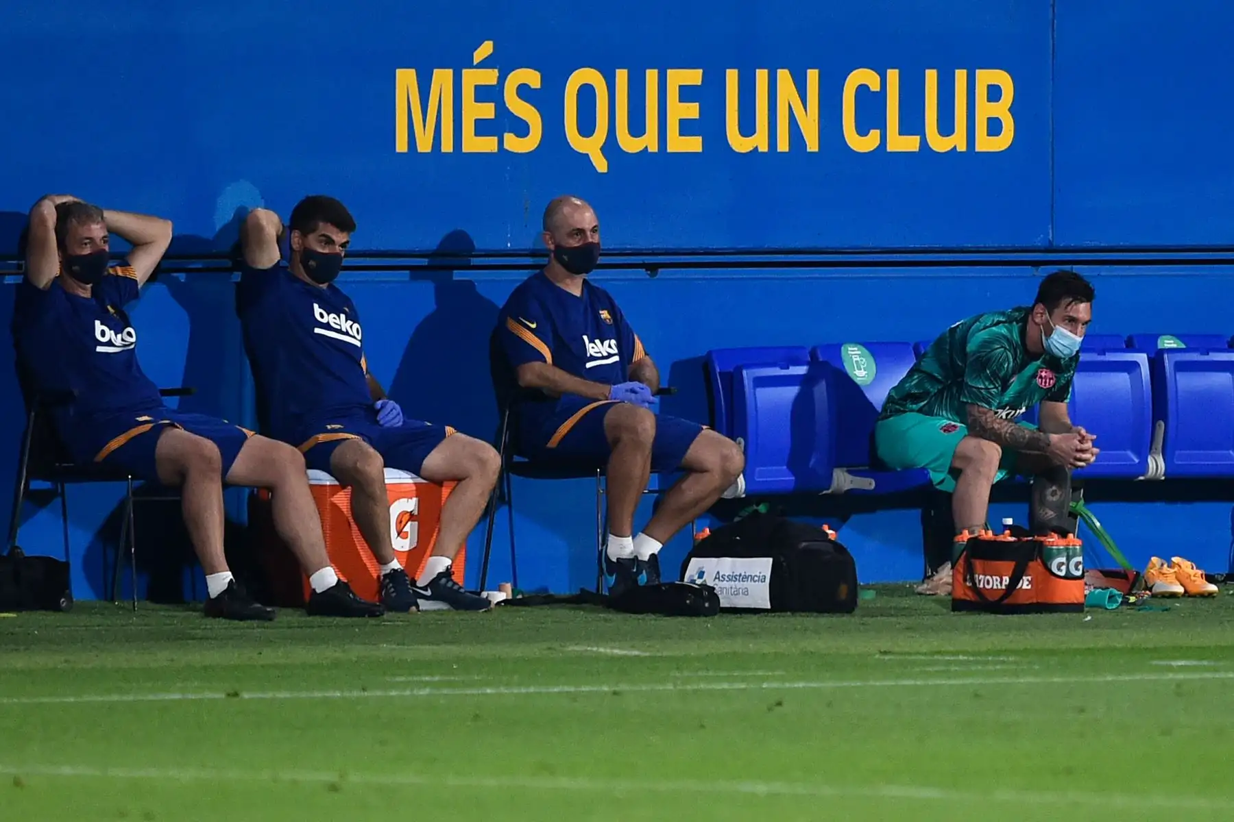 El delantero argentino del Barcelona Lionel Messi en el banco durante un partido amistoso de fútbol entre el FC Barcelona y el Girona, en el estadio Johan Cruyff, en Sant Joan Despí. Foto: AFP
