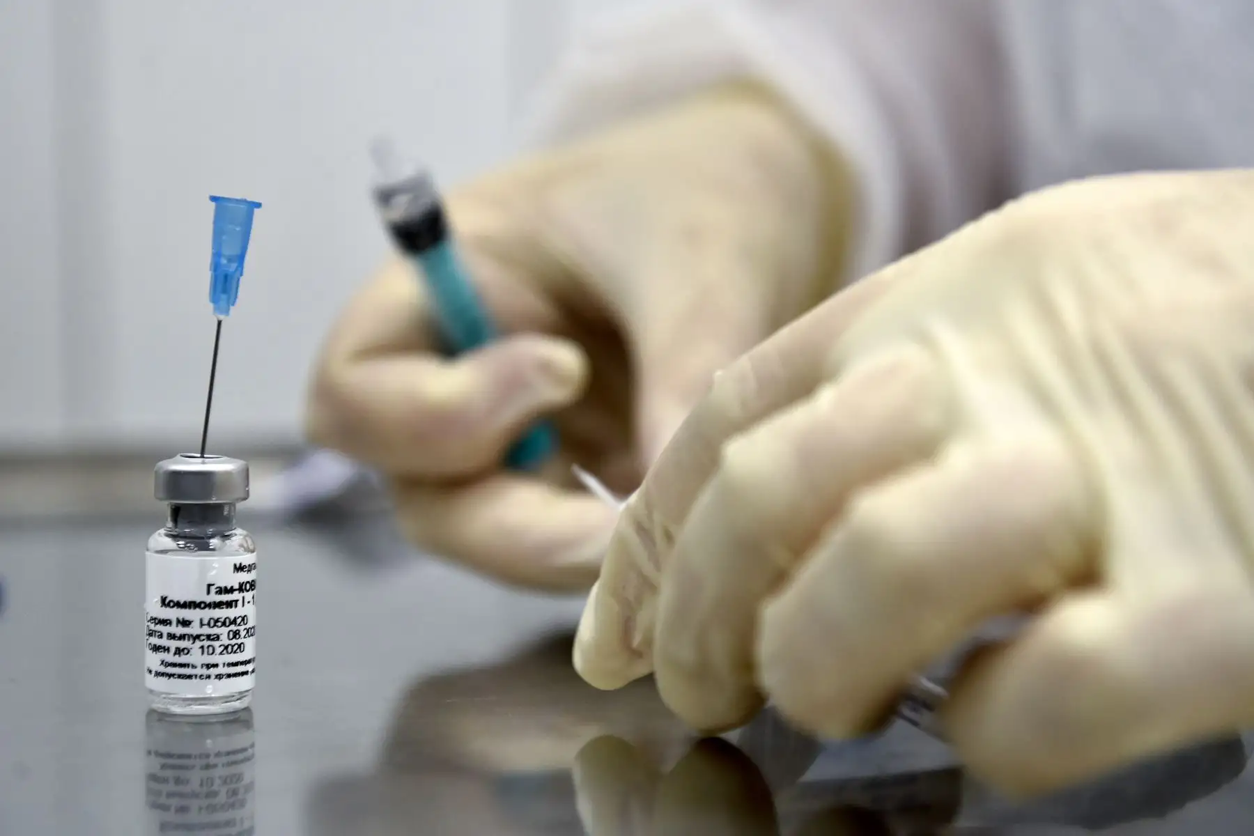 Una enfermera se prepara para inocular al voluntario Ilya Dubrovin, de 36 años, con la nueva vacuna contra el coronavirus de Rusia en un ensayo posterior al registro en una clínica de Moscú. Foto: AFP