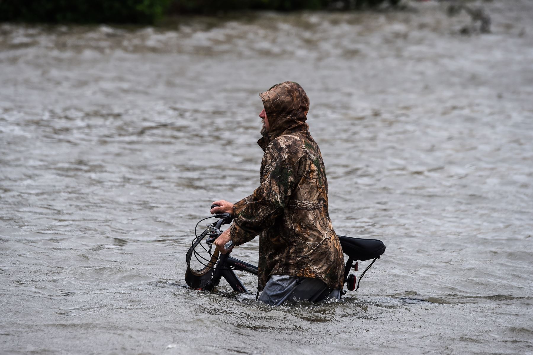 Un hombre camina con su bicicleta por una calle inundada por el huracán Sally en Pensacola, Florida, el 16 de septiembre de 2020. El huracán Sally se precipitó en la costa del Golfo de EE. UU. El miércoles temprano, con pronósticos de lluvias torrenciales que podrían provocar inundaciones repentinas "históricas" y potencialmente mortales. Foto: AFP