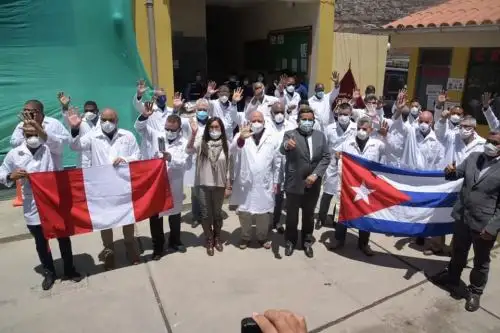 Médicos y personal de salud procedentes de Cuba son recibidos por las autoridades sanitarias de Huaraz. Ellos se suman a la lucha contra el covid-19 en la región Áncash. Foto: ANDINA/Difusión
