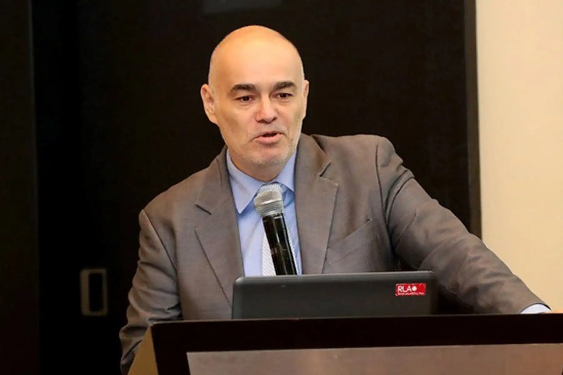 Para el viceministro del Minam, Gabriel Quijandría, la Ciudad Bicentenario es una oportunidad para tener un desarrollo ordenado entre la actividad productiva y las oportunidades de trabajo que generará el parque industrial de 60 mil empleos permanentes en la zona, y la parte urbanística a fin de evitar que el desarrollo de la industria no esté desarticulado del diseño urbanístico ni del componente ambiental. ANDINA/Minam