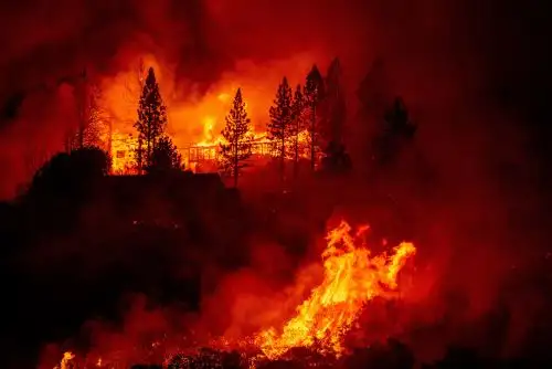 El decreto de emergencia le permite al poder Ejecutivo a disponer de más recursos económicos, a desplazar a personal de bomberos y de salvataje e incluso a solicitar la cooperación internacional. Foto referencial: AFP/Archivo