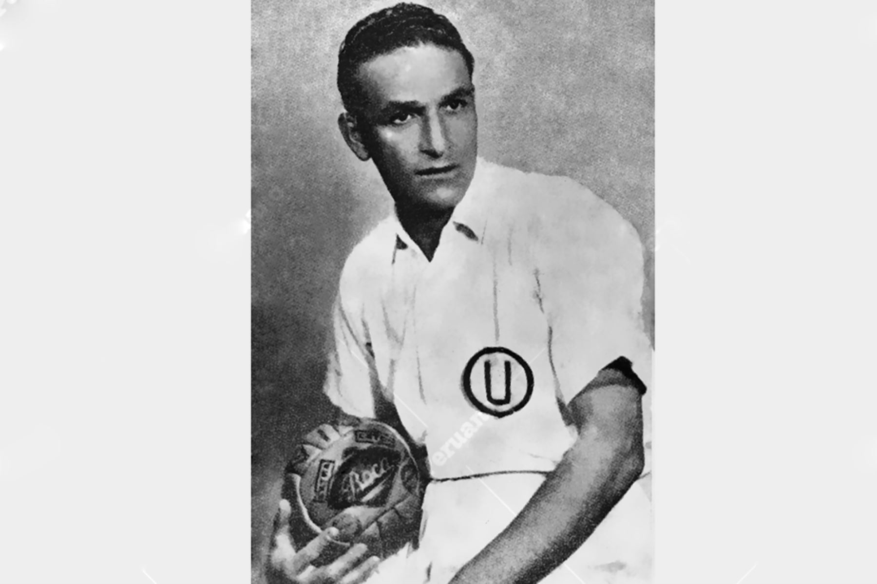 Lima - Década 1930 / Teodoro "Lolo" Fernández con la camiseta de Universitario de Deportes. 
Foto: Revista Universitario de Deportes - 1948.