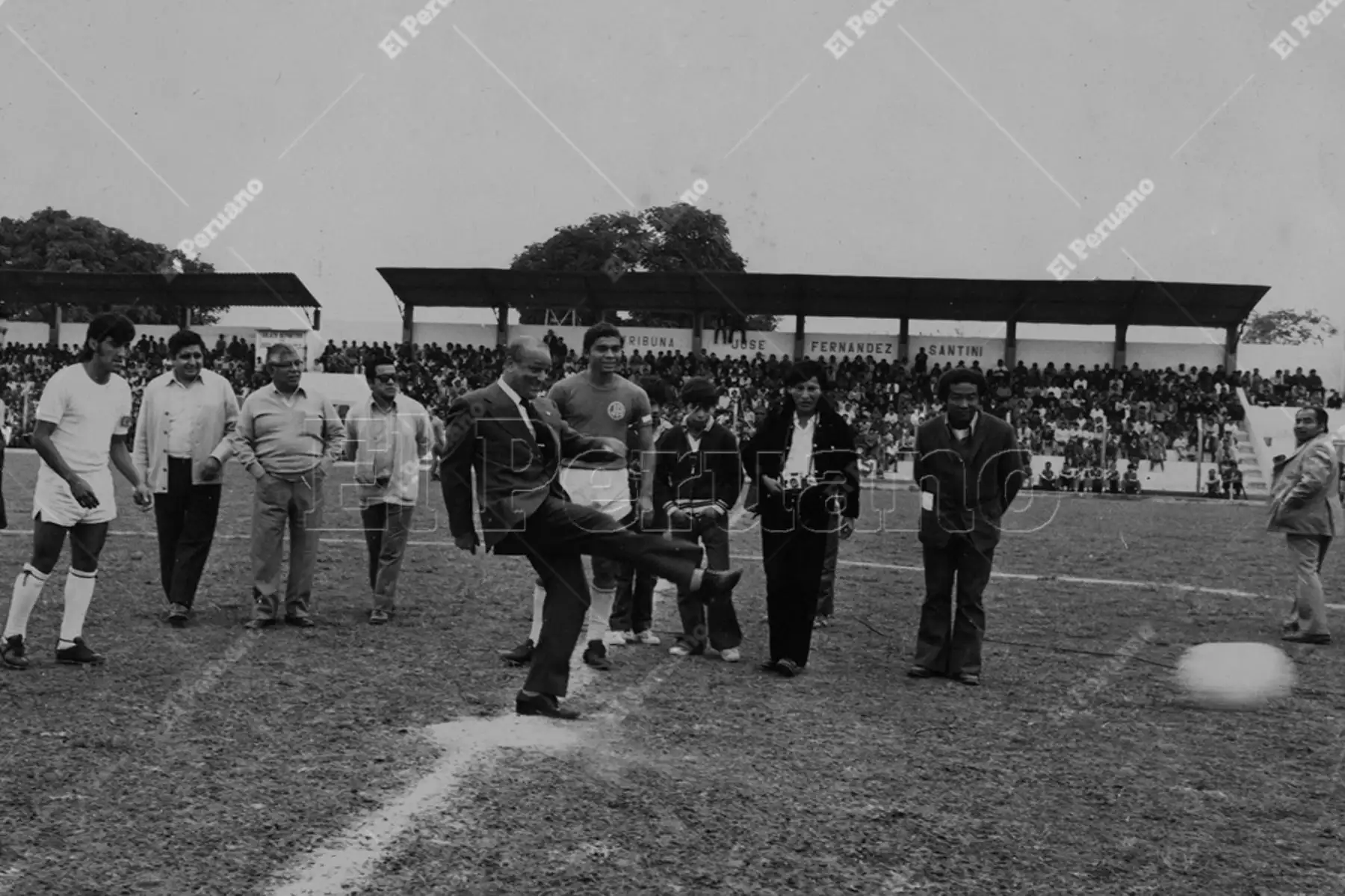 Cañete - 25 agosto 1974 / Lolo Fernández dando el play de honor antes del encuentro entre  el Walter Ormeño y Juan Aurich de Chiclayo. Foto: Archivo Histórico de El Peruano