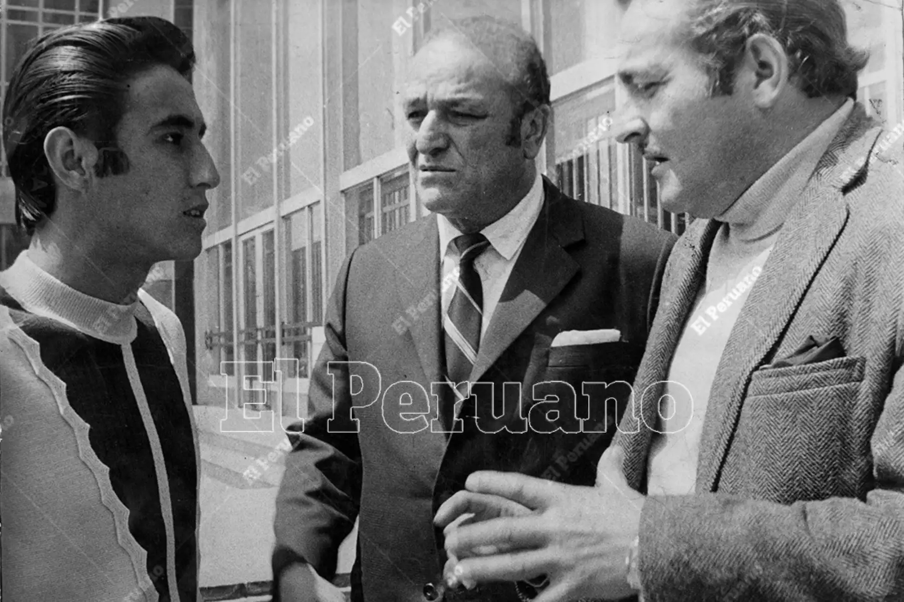 Lima - 14 setiembre 1970 / Teodoro "Lolo" Fernández y Alberto "Toto" Terry conversan con Percy Rojas, delantero de Universitario de deportes. 
Foto: Archivo Histórico de El Peruano
