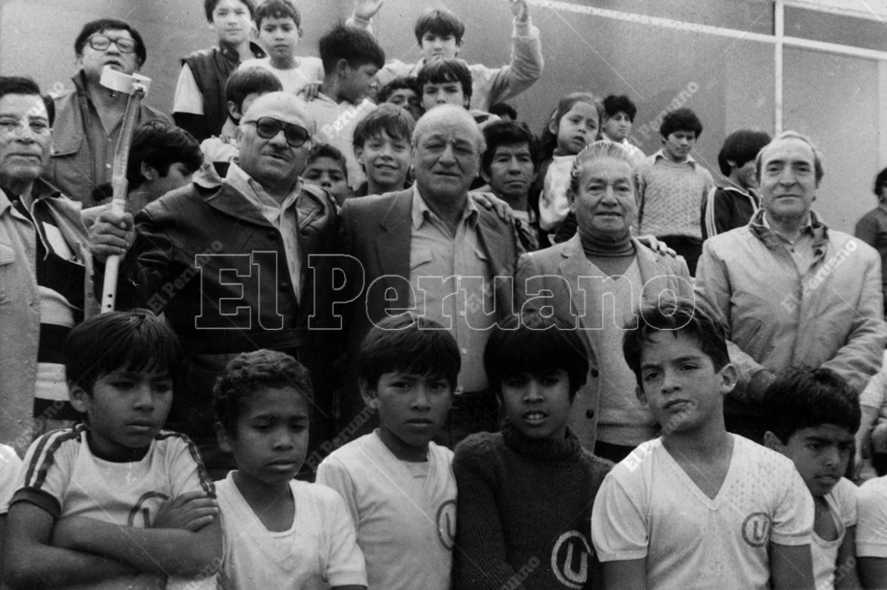 Lima - 18 agosto 1985 / Teodoro "Lolo" Fernández con un grupo de niños en el estadio de Universitario de Deportes. 
Foto: Archivo Histórico de El Peruano