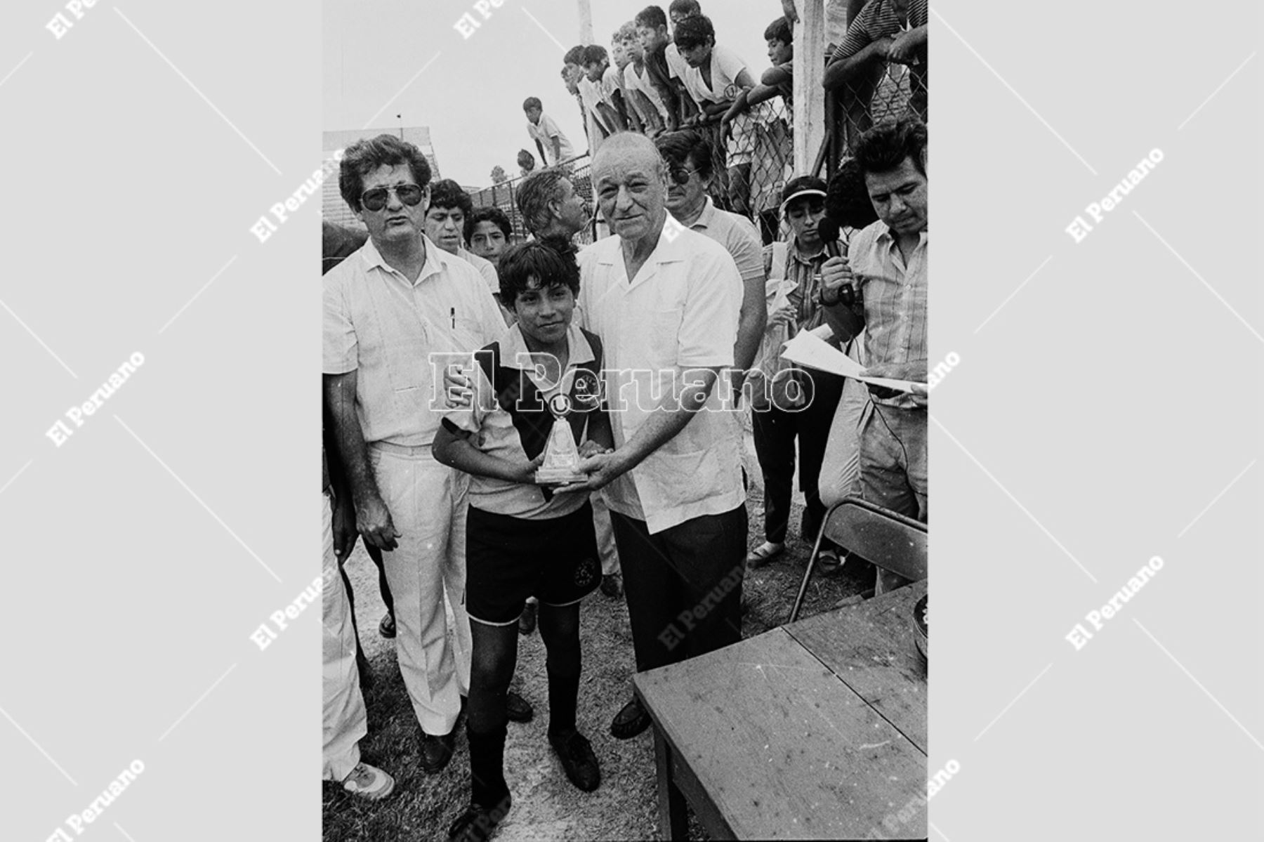 Lima - 5 marzo 1988 / Teodoro "Lolo" Fernández entrega el trofeo a los campeones de un torneo de  fútbol de menores en el estadio de Universitario de Deportes.
 Foto: Archivo Histórico de El Peruano