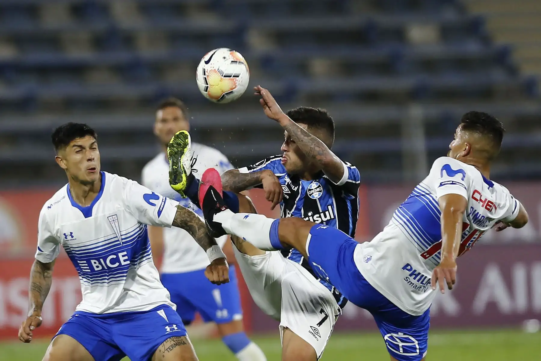 El mediocampista brasileño del Gremio Matheus Henrique y el mediocampista de la Universidad Católica de Chile César Pinares  compiten por el balón durante su partido de fútbol a puerta cerrada en la fase de grupos de la Copa Libertadores en el Estadio San Carlos de Apoquindo en Santiago.En el resulado Universidad Católica de Chile ganó 2  a 0 al Gremio.
Foto: AFP