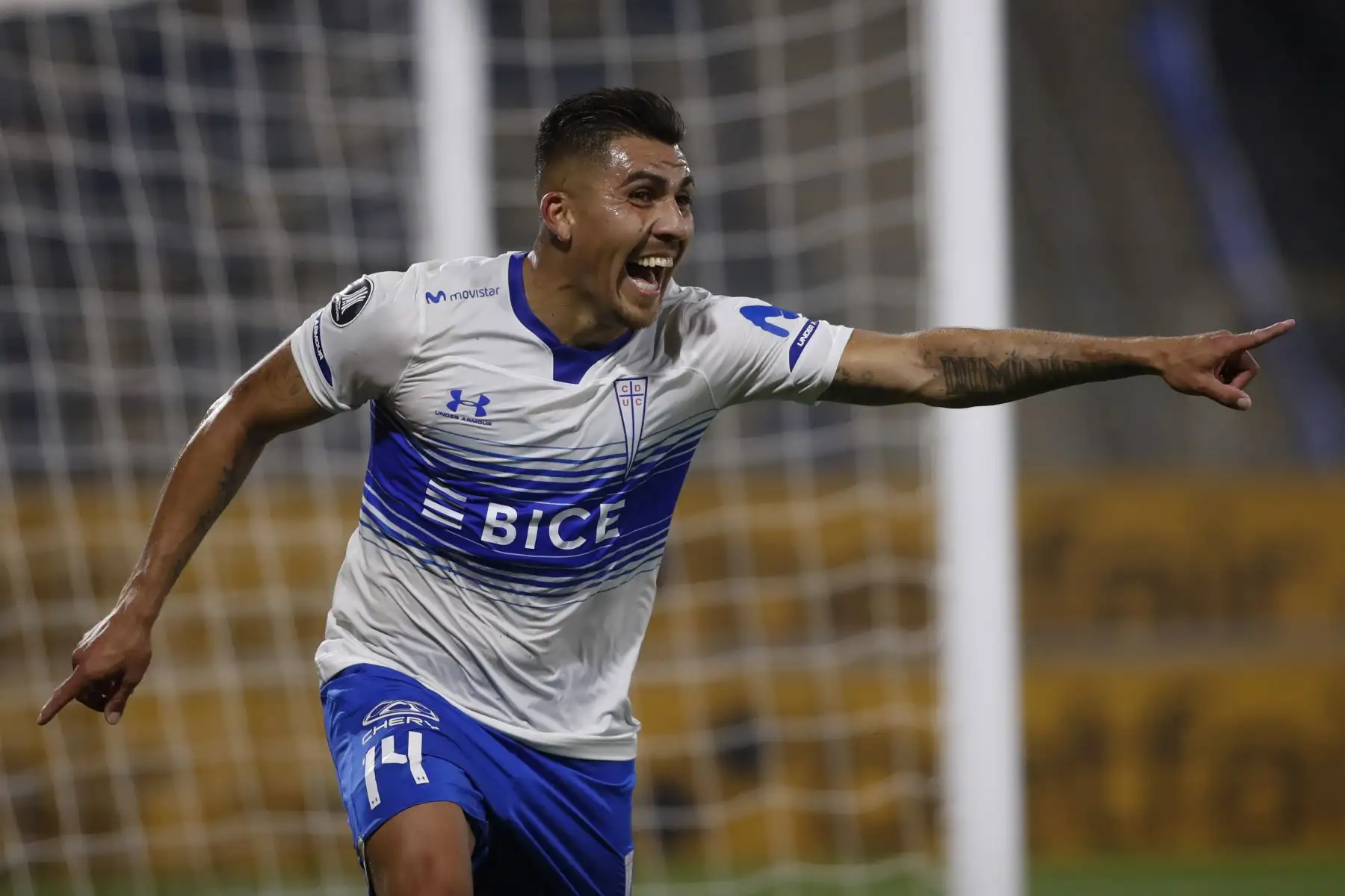 El mediocampista de la Universidad Católica de Chile, César Pinares, celebra su gol contra el Gremio de Brasil durante su partido de fútbol a puerta cerrada en la fase de grupos de la Copa Libertadores en el estadio Estadio San Carlos de Apoquindo en Santiago.En el resulado Universidad Católica de Chile ganó 2  a 0 al Gremio.
Foto: AFP