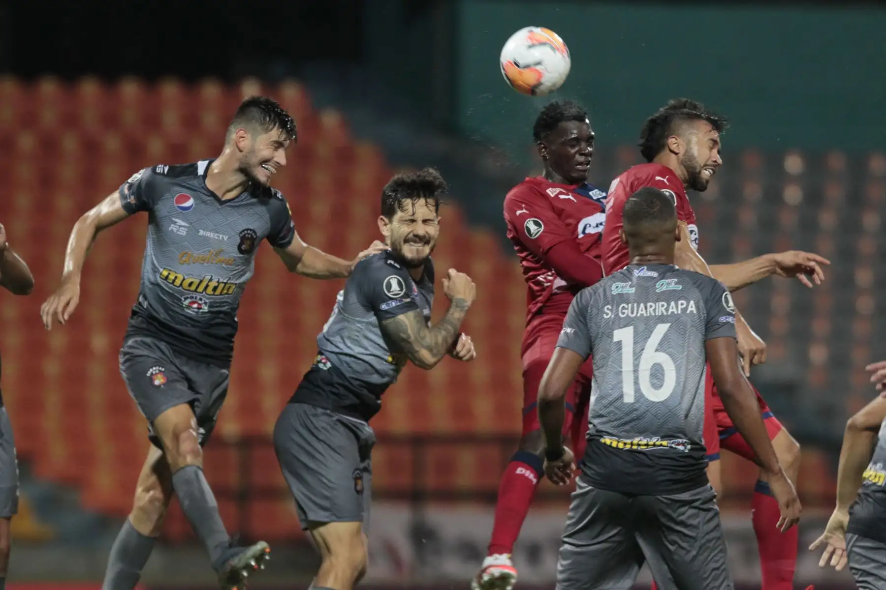 El defensor colombiano Independiente Medellín Jesús Murillo  cabecea el balón durante su partido de fútbol a puerta cerrada en la fase de grupos de la Copa Libertadores contra el Caracas de Venezuela en el Estadio Atanasio Girardot en Medellín, Colombia. En el resultado, el Caracas gana 3 a 2 al Medellín
Foto: AFP