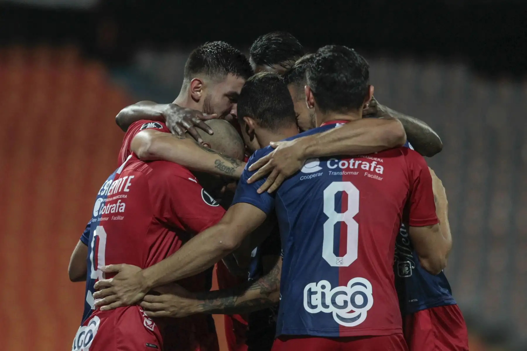 El delantero de Independiente Medellín de Colombia, Leonardo Castro celebra con sus compañeros su gol contra el Caracas de Venezuela durante su partido de fútbol a puerta cerrada en la fase de grupos de la Copa Libertadores en el Estadio Atanasio Girardot en Medellín.
En el resultado, el Caracas gana 3 a 2 al Medellín
Foto: AFP
