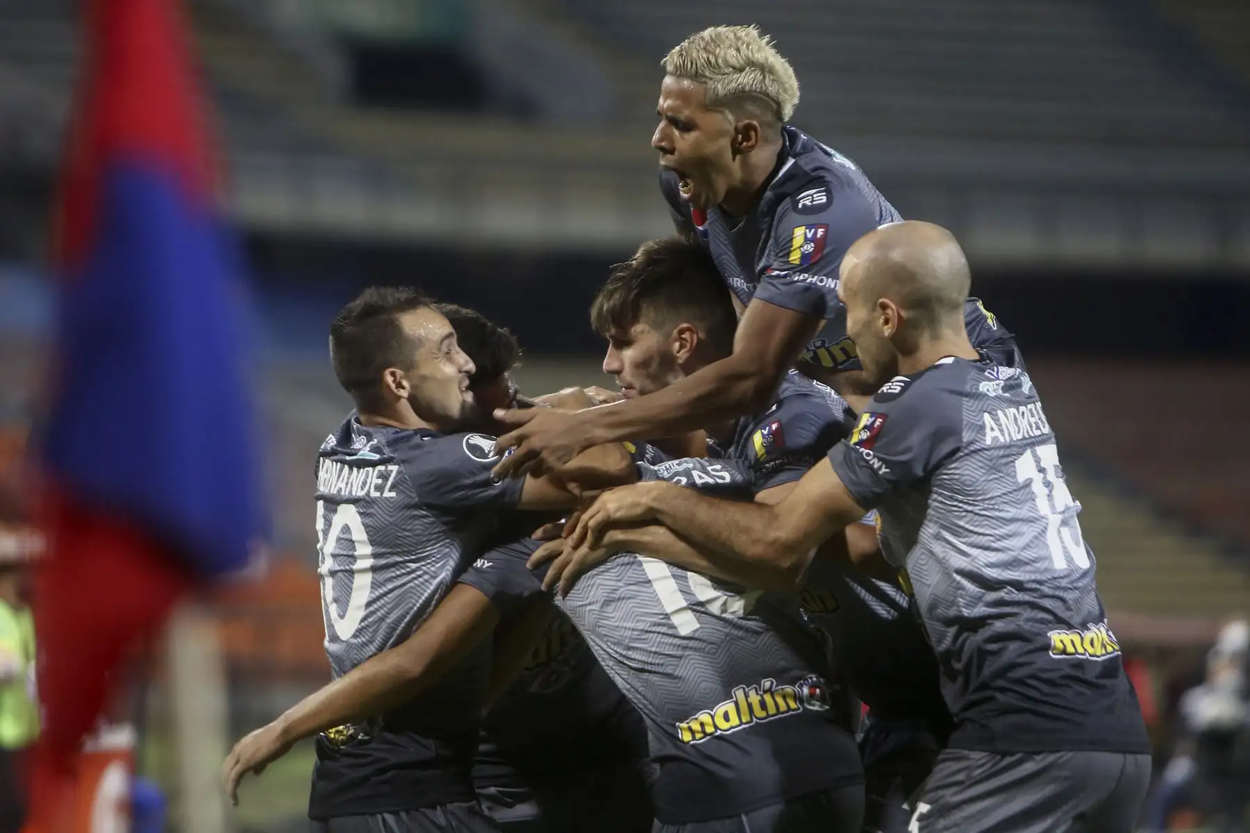 Los jugadores de Caracas de Venezuela celebran un gol durante su partido de fútbol a puerta cerrada de la fase de grupos de la Copa Libertadores contra el Independiente de Medellín de Colombia en el Estadio Atanasio Girardot en Medellín. En el resultado, el Caracas gana 3 a 2 al Medellín
Foto: AFP