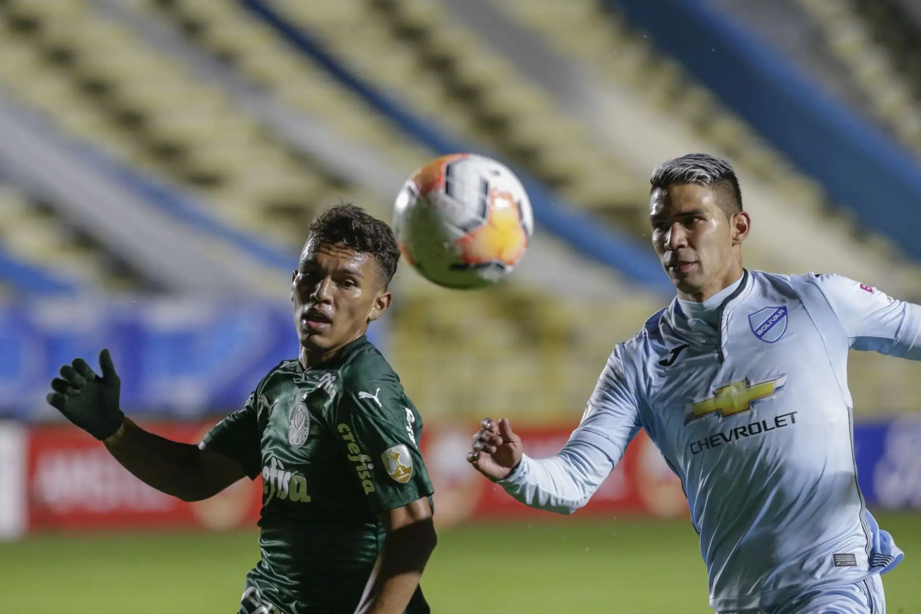 El delantero brasileño del Palmeiras Gabriel Veron y el defensa bolívar bolívar Diego Bejarano compiten por el balón durante su partido de fútbol a puerta cerrada en la fase de grupos de la Copa Libertadores en el Estadio Hernando Siles en La Paz. En el resultado, el Palmeiras gano 2 a 1 al Bolivar.
Foto: AFP