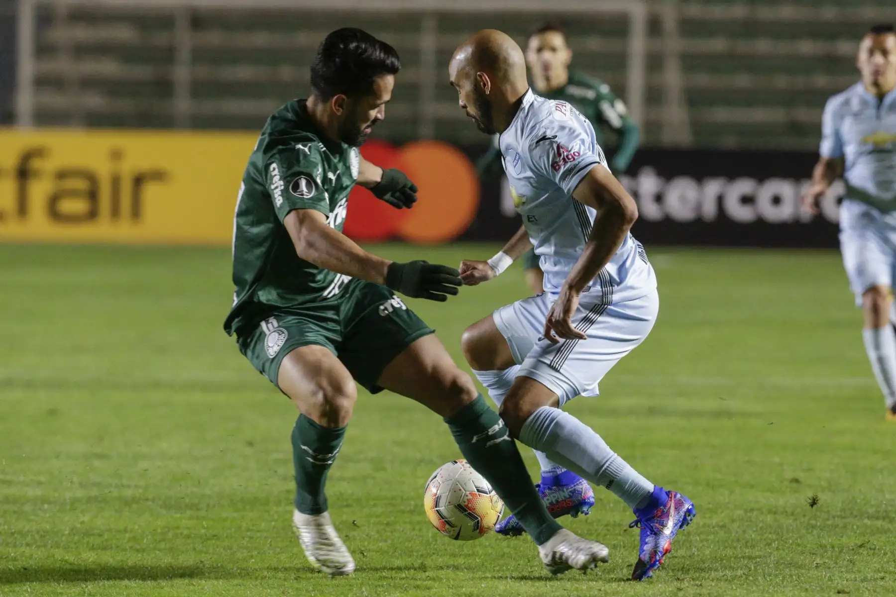 El defensa brasileño del Palmeiras Luan y el delantero bolívar de Bolivia, el argentino Marcos Riquelme compiten por el balón durante el partido de fútbol a puerta cerrada de la fase de grupos de la Copa Libertadores en el Estadio Hernando Siles en La Paz.
En el resultado, el Palmeiras gano 2 a 1 al Bolivar.
Foto: AFP