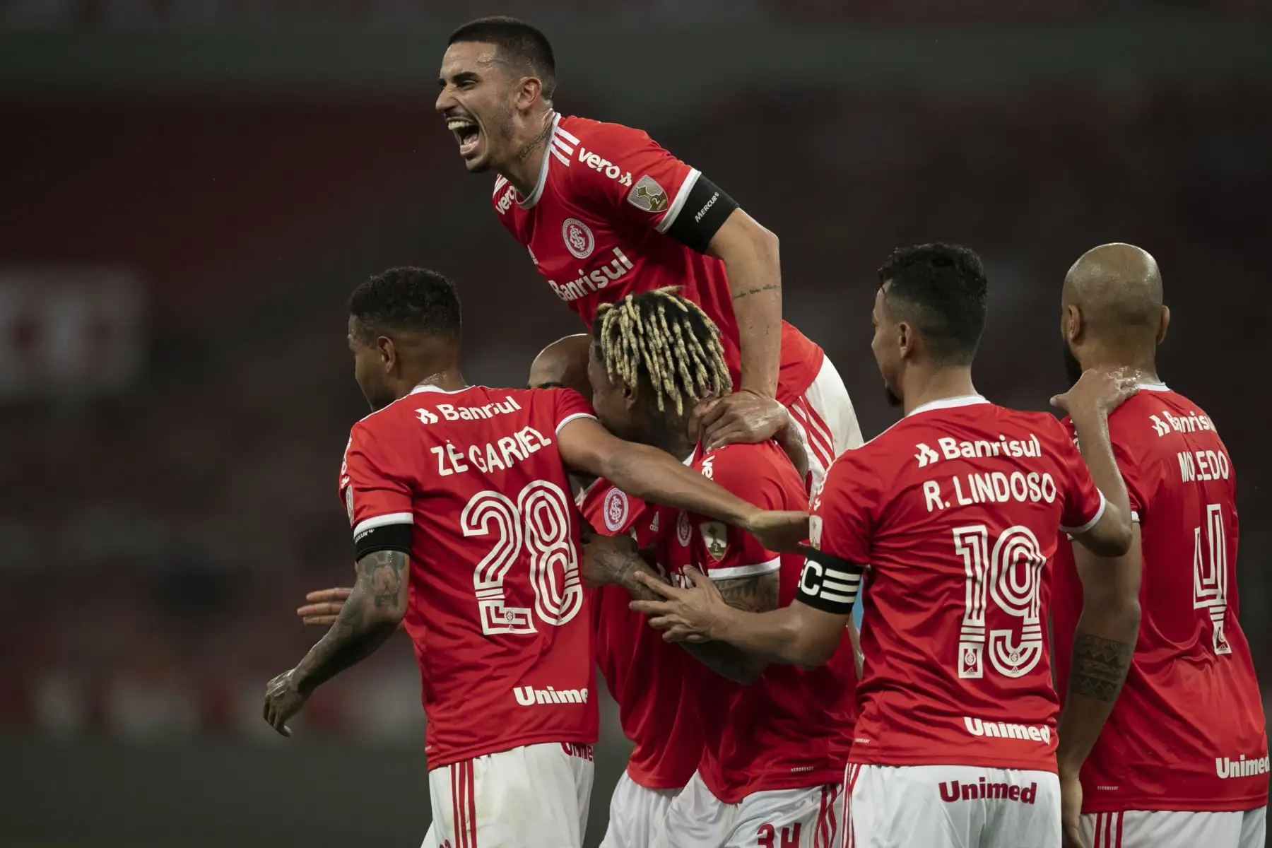 Los jugadores internacionales de Brasil celebran un gol contra el América de Cali de Colombia durante su partido de fútbol a puerta cerrada en la fase de grupos de la Copa Libertadores en el estadio Beira Rio en Porto Alegre, Brasil.En el resultado el Internacional ganó 4 a 3 al América.
Foto:AFP