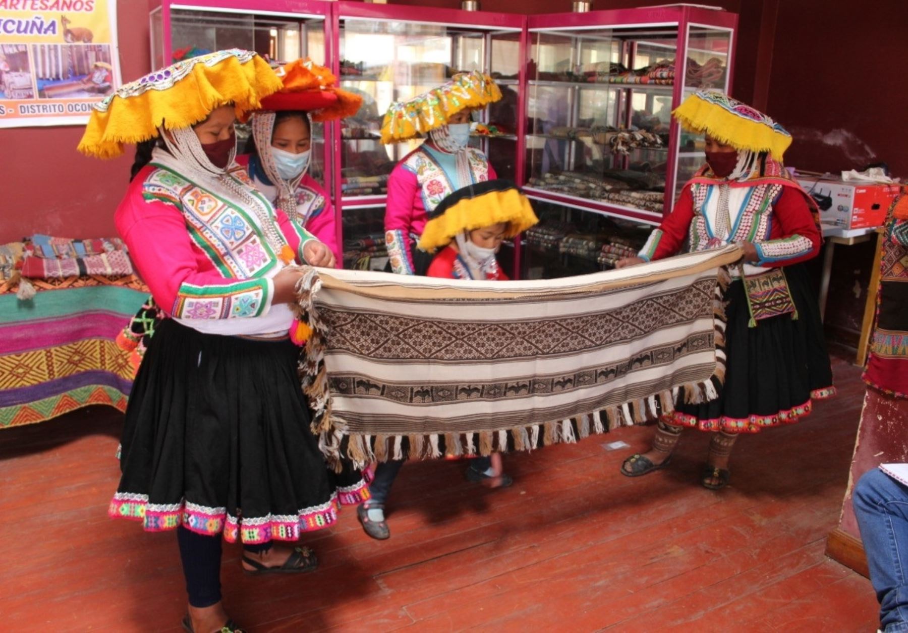 Productores y artesanos de fibra de vicuña y de alpaca de Cusco se reinventan e implementan tienda virtual para exponer y vender sus prendas. ANDINA/Difusión