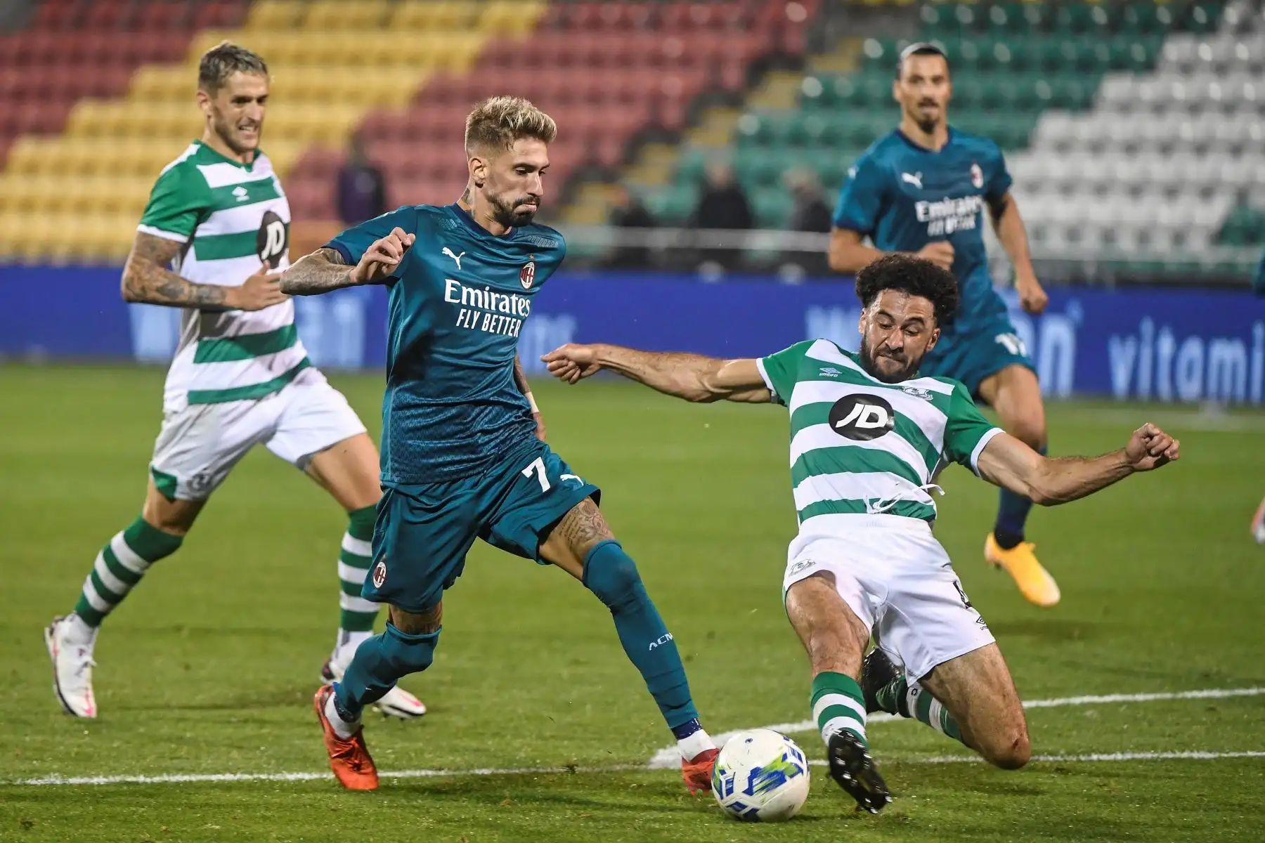 Samuel Castillejo de Milán en acción contra Roberto Lopes de Rover durante el partido de la ronda de clasificación de la UEFA Europa League entre Shamrock Rovers y AC Milan en Dublín, Irlanda.
Foto: EFE