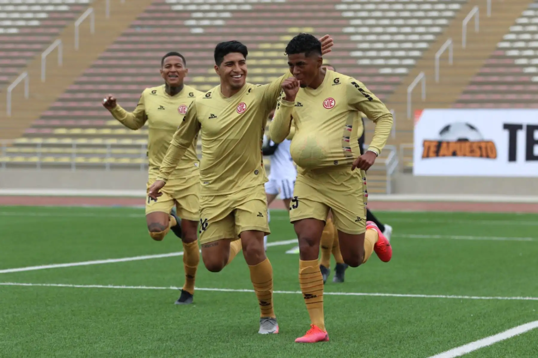 El futbolista  E. Ramirez  de  UTC, celebra su gol anotado  ante Cantolao, durante la jornada 12 de la Liga 1 que se disputa en el estadio San Marcos. 
Foto: @LigaFutProf