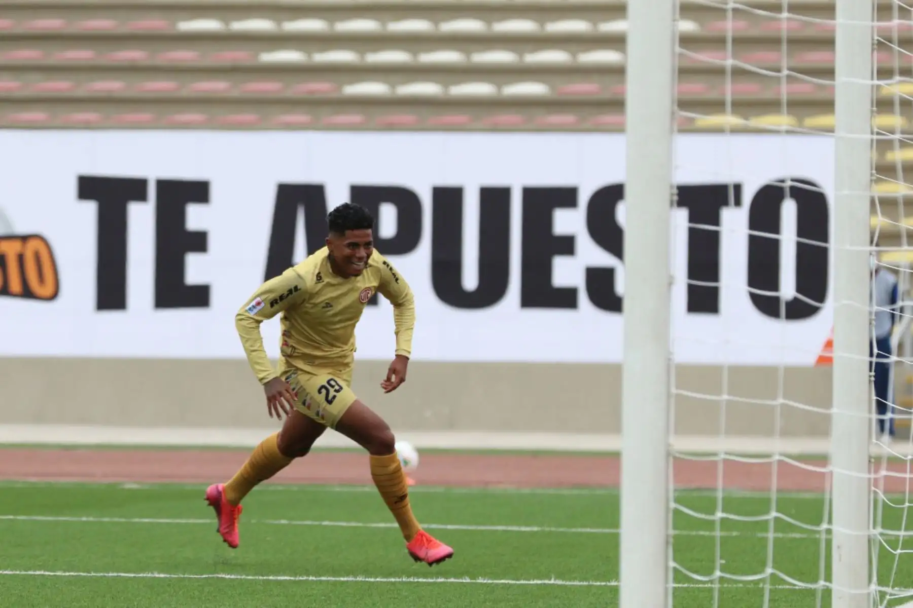 El futbolista  E. Ramirez  de  UTC, celebra su gol anotado  ante Cantolao, durante la jornada 12 de la Liga 1 que se disputa en el estadio San Marcos. 
Foto: @LigaFutProf