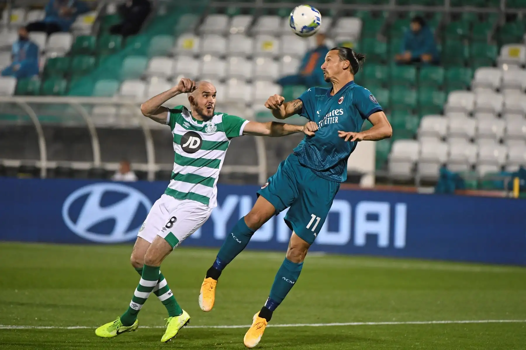 Ronan Finn  de Rover en acción contra Zlatan Ibrahimovic de Milán durante el partido de la ronda de clasificación de la UEFA Europa League entre Shamrock Rovers y AC Milan en Dublín, Irlanda.
Foto: EFE
