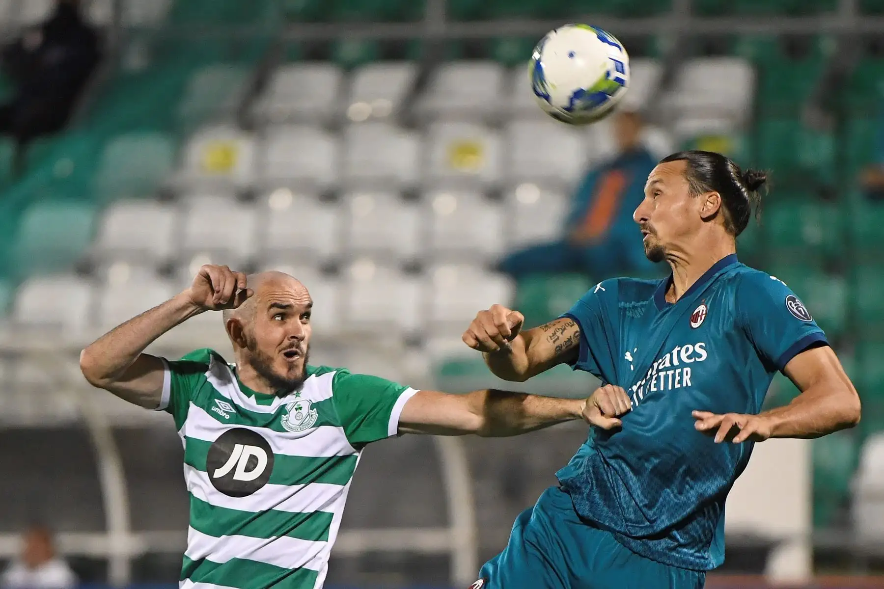 Ronan Finn de Rover en acción contra Zlatan Ibrahimovic de Milán durante el partido de la ronda de clasificación de la UEFA Europa League entre Shamrock Rovers y AC Milan en Dublín, Irlanda.
Foto: EFE