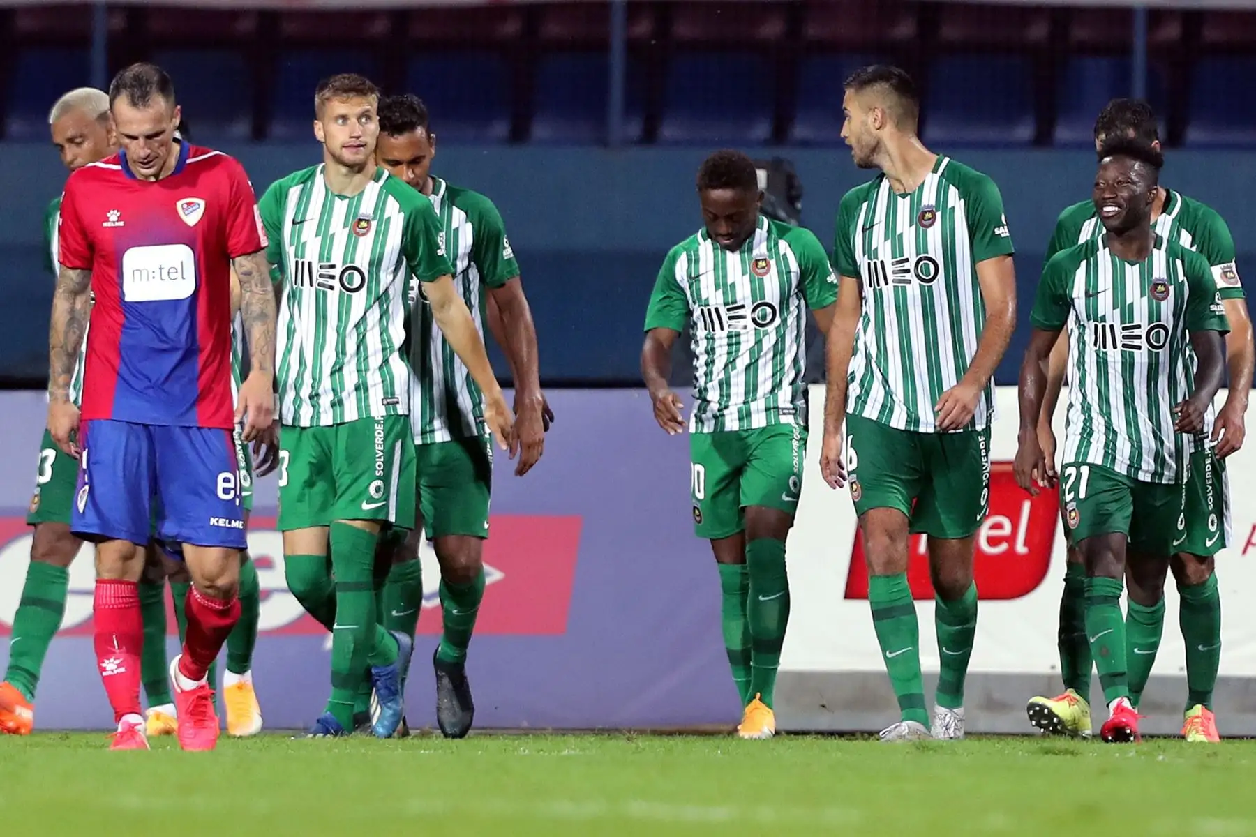 Los jugadores de Rio Ave celebran después de marcar un gol durante el partido de fútbol de la segunda ronda de clasificación de la UEFA Europa League, FK Borac Banja Luka vs FC Rio Ave de Portugal en el City Stadium de Banja Luka, Bosnia y Herzegovina.
Foto: EFE