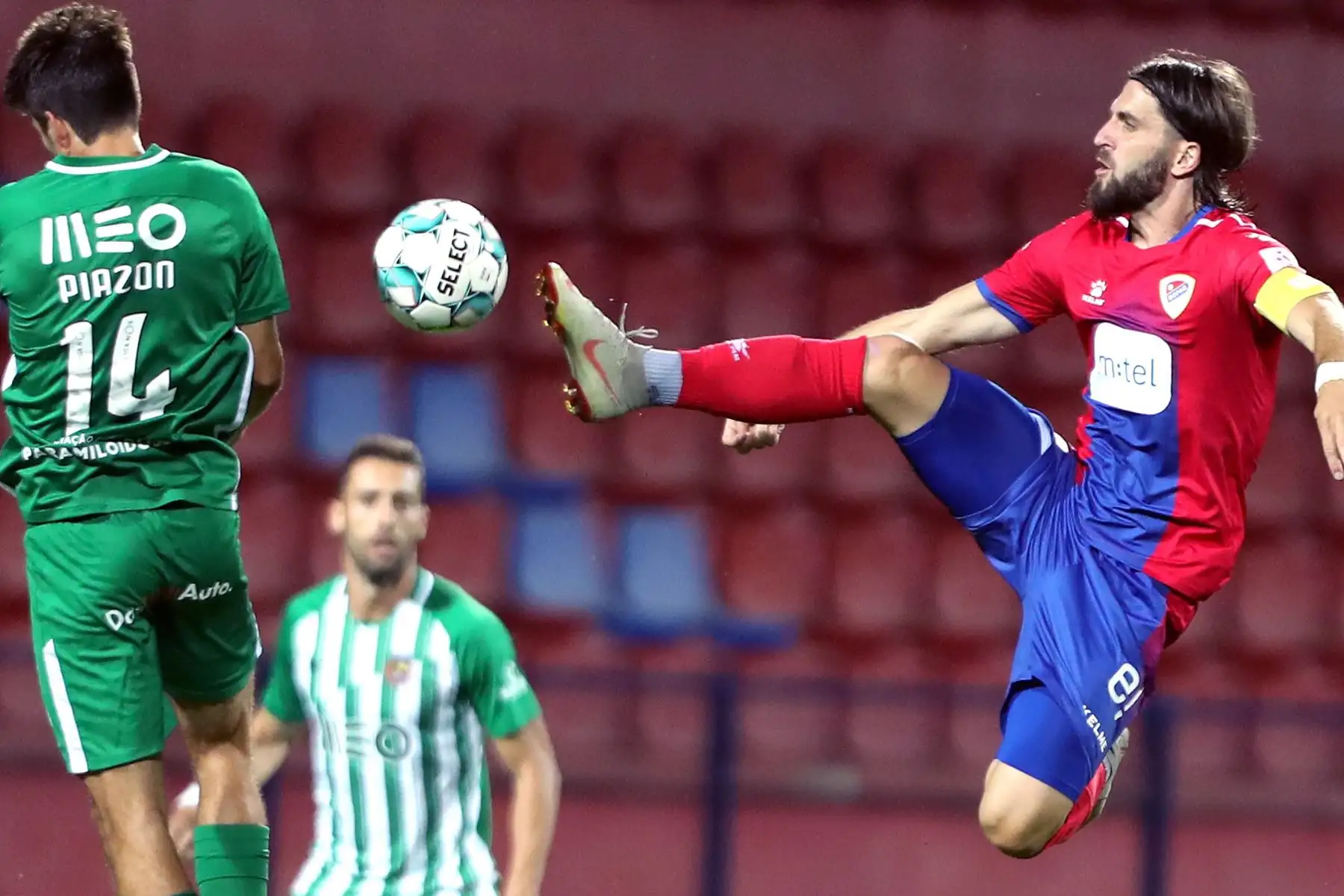 Stojan Vranjes  de Borac en acción contra Lucas Piazon del FC Rio Ave, durante la segunda ronda de clasificación de la UEFA Europa League de fútbol, ​​FK Borac Banja Luka vs FC Rio Ave de Portugal en el City Stadium de Banja Luka, Bosnia y Herzegovina.
Foto: EFE