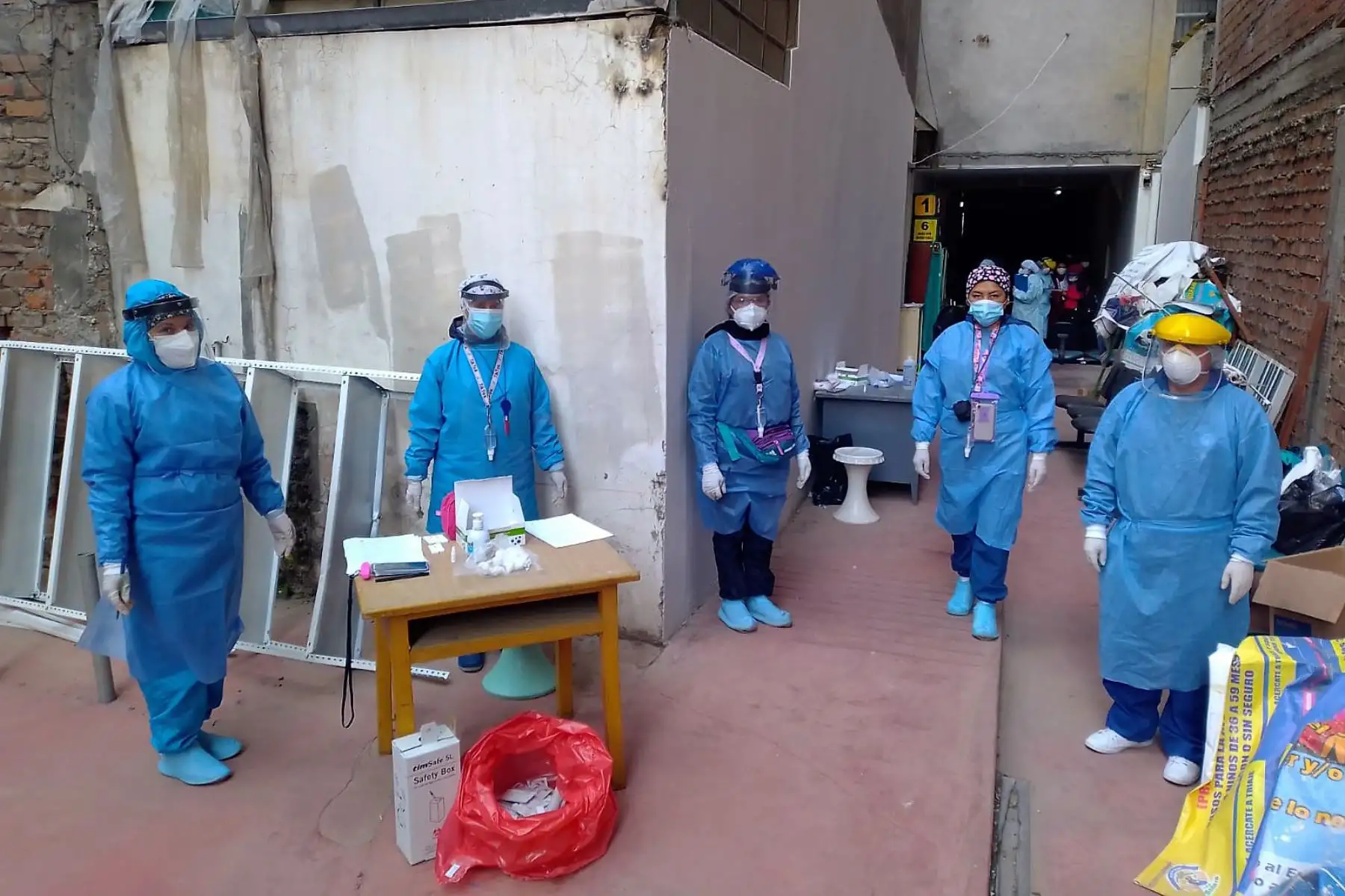 Trabajadores de sanidad se sometieron a pruebas rápidas para descarte de coronavirus. Quinces estaban contagiados.