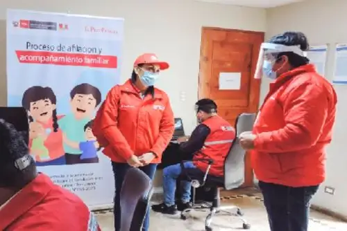 Ministra Patricia Donayre presenció en Mórrope la labor de promotores con hogares que tienen niñas y niños menores de 24 meses. Destacó que los programas sociales han incrementado sus intervenciones en el país para enfrentar a la pandemia.