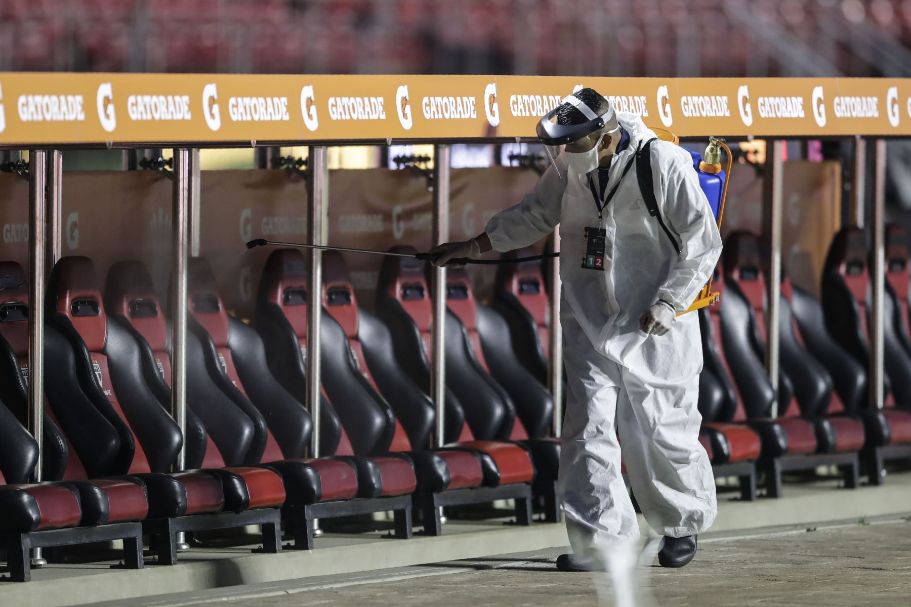 Un empleado desinfecta el banco antes de un partido de fútbol a puerta cerrada de la fase de grupos de la Copa Libertadores entre el Sao Paulo de Brasil y el River Plate de Argentina en el estadio Morumbi en Sao Paulo, Brasil.
Foto: AFP
