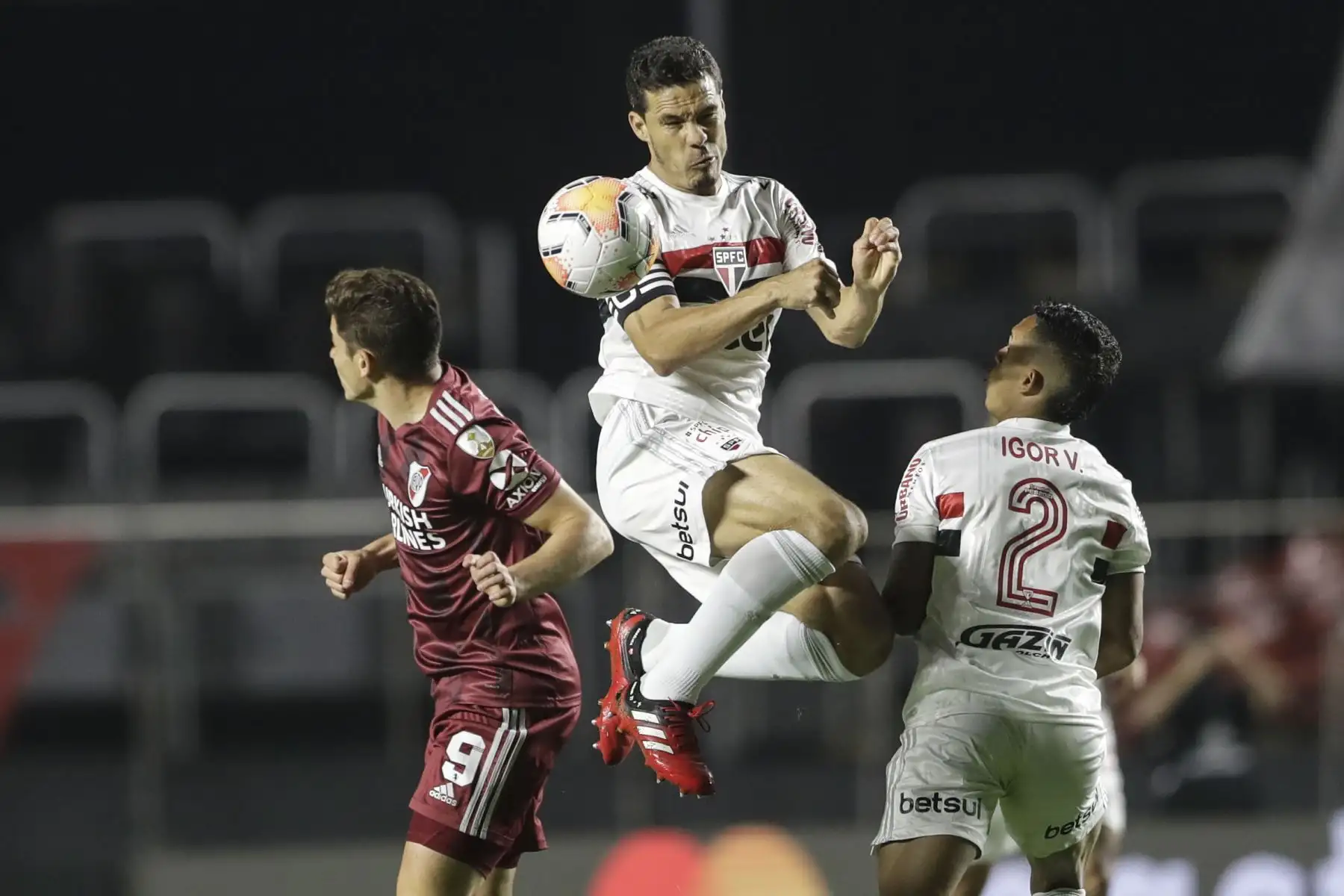 El delantero argentino de River Plate, Julian Alvarez, y el mediocampista brasileño de Sao Paulo, Hernanes, compiten por el balón durante su partido de fútbol a puerta cerrada en la fase de grupos de la Copa Libertadores en el estadio Morumbi en Sao Paulo, Brasil.
Foto: AFP