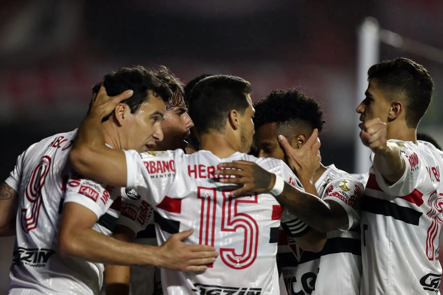 Los jugadores brasileños de Sao Paulo celebran después de que el mediocampista argentino de River Plate, Enzo Pérez, anotó un gol en propia meta durante su partido de fútbol a puerta cerrada en la fase de grupos de la Copa Libertadores en el estadio Morumbi en Sao Paulo, Brasil.
Foto: AFP