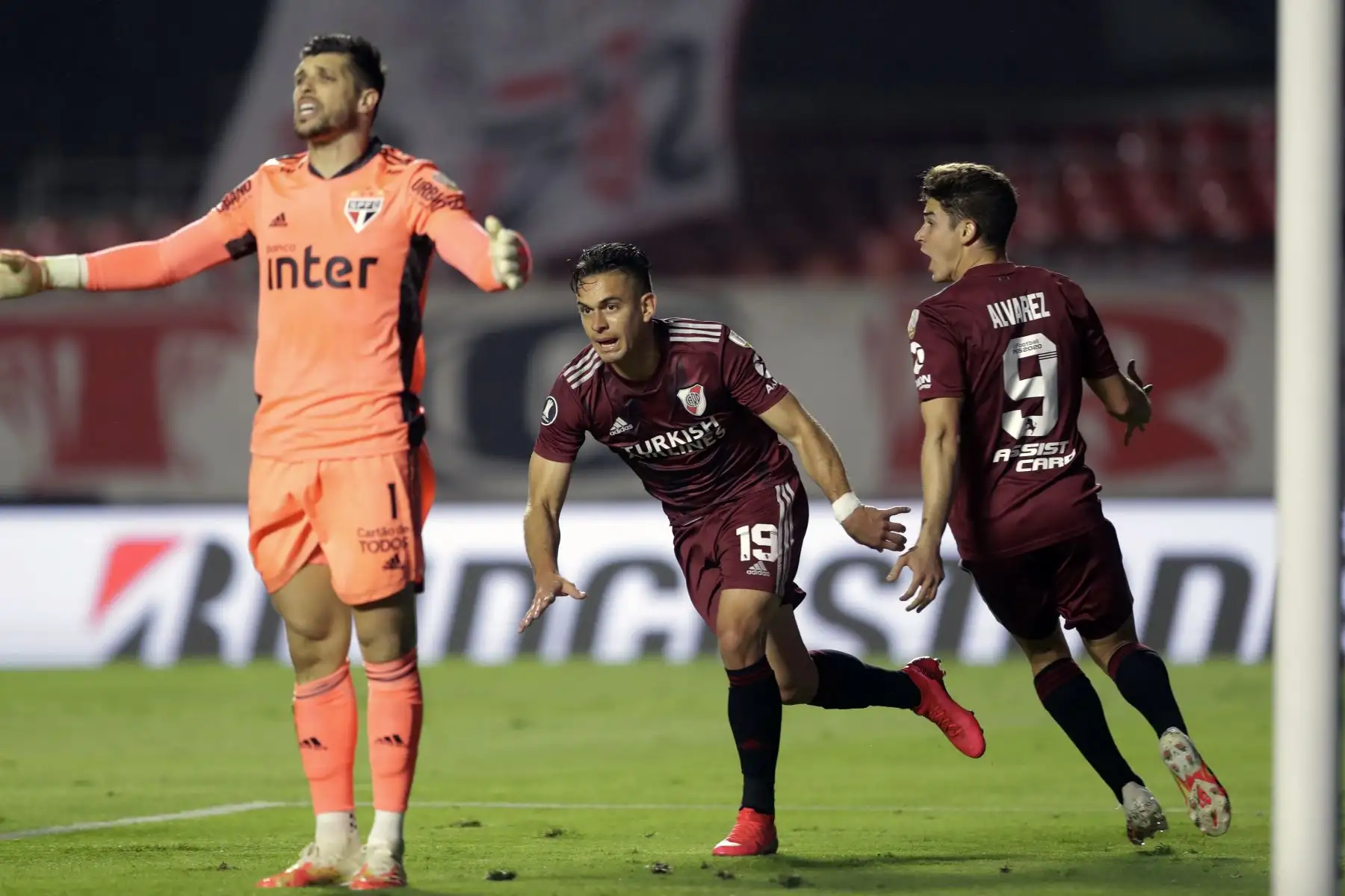 El delantero argentino de River Plate, el colombiano Rafael Santos Borre, celebra tras anotar contra el Sao Paulo de Brasil durante su partido de fútbol a puerta cerrada de la fase de grupos de la Copa Libertadores en el estadio Morumbi en Sao Paulo, Brasil.
Foto: AFP