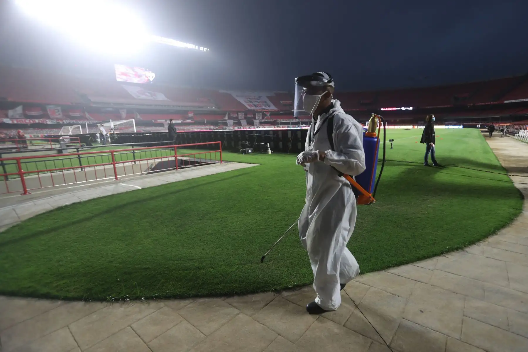 Empleados desinfectan para evitar el contagio con coronavirus, antes de un partido del grupo D de la Copa Libertadores entre Sao Paulo y River Plate en el estadio Morumbi en Sao Paulo.
Foto: EFE