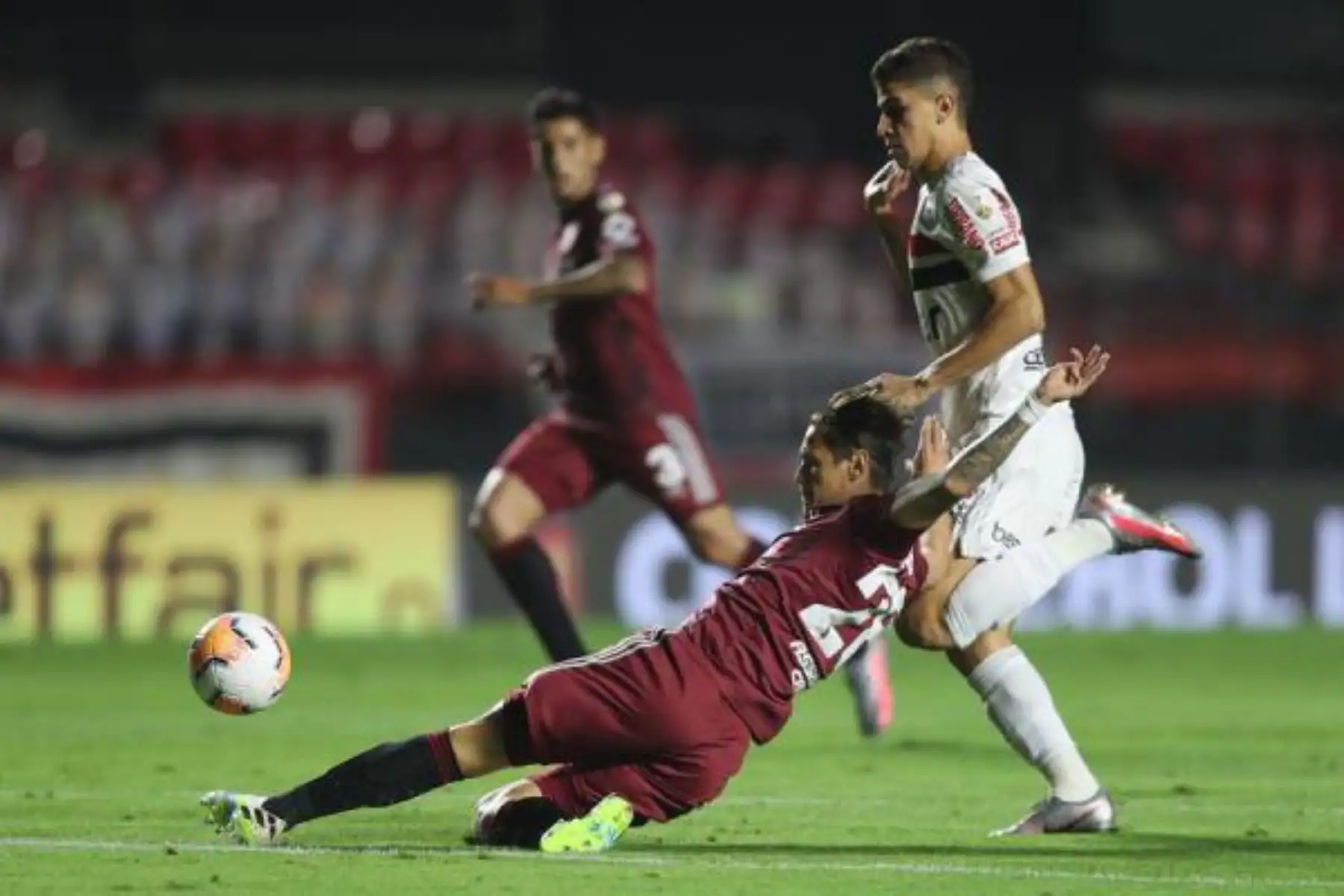 Vitor Frezarin de Sao Paulo disputa un balón con Lucas Martínez de River Plate, en un partido del grupo D de la Copa Libertadores entre Sao Paulo FC y CA River Plate en el estadio Morumbi en Sao Paulo.
Foto: EFE